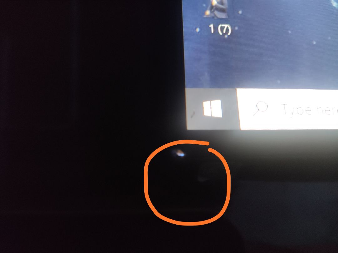 Mình mua hàng dùng được hơn 1 tháng, trong quá trình dùng ko có bất cứ tác động nào. Nhưng đến hôm nay tự dưng hai góc dưới mang hình bị hở sáng mạnh, trên màng hình xuất hiện nhiều dấu chấm đen như hình. Chẳng lẽ hàng Tiki chất lượng chỉ đến thế thôi sao, thật thất vọng.