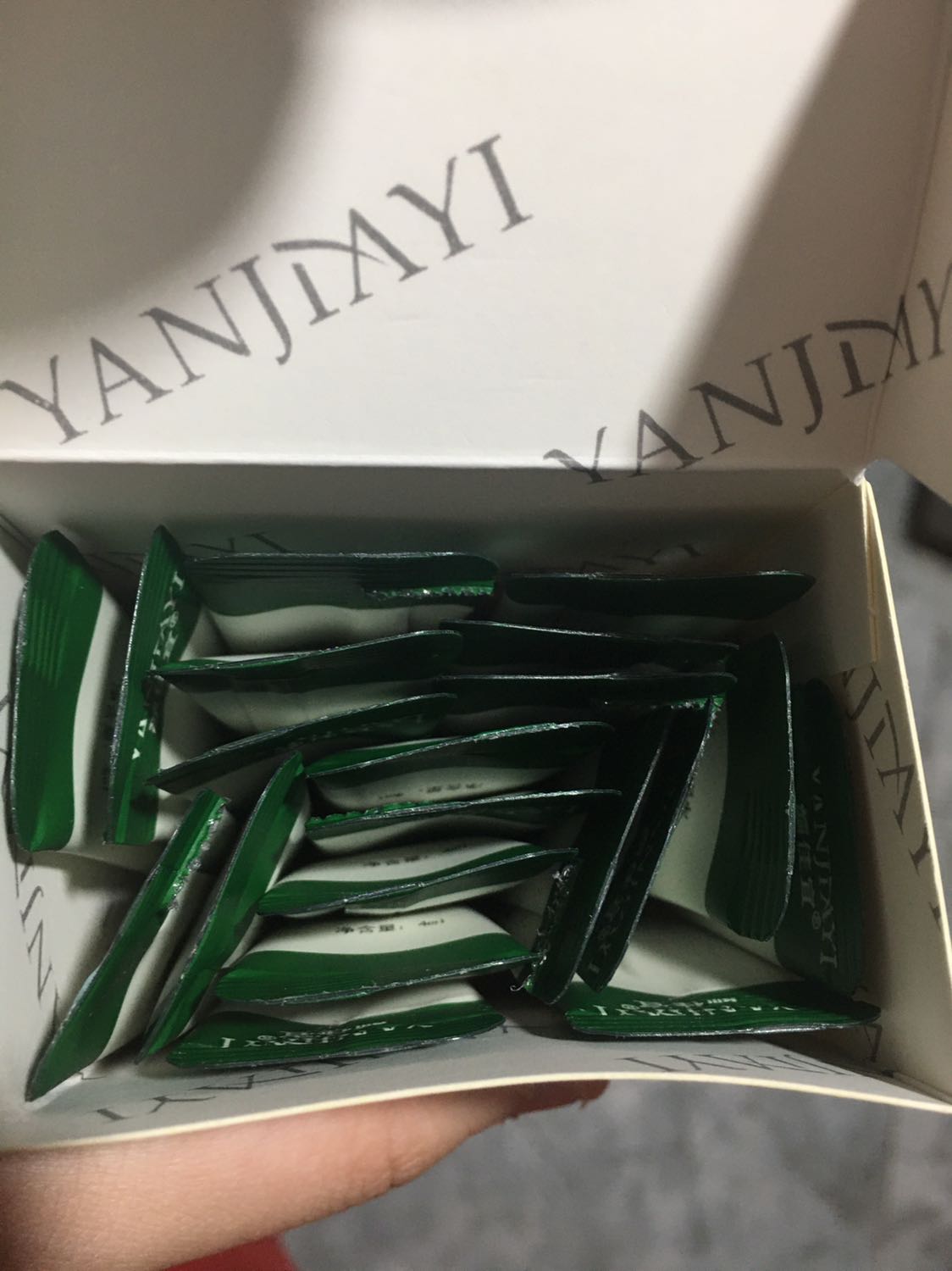 Mình nhận được hàng roi mùi ko thơm lắm nhưng cảm giác mui nha đam. Chất jelly thoa lên thấm da mình rất thích ủng hộ shop tiếp