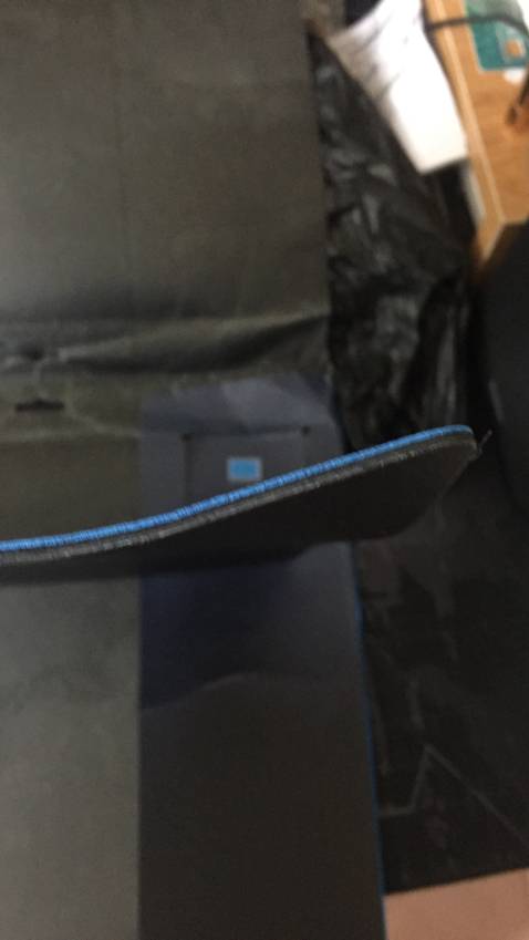 Sản phẩm bị ẩm ướt nghi do gói không kỹ bị nước mưa vào, ngoài ra bị vênh 2 góc nữa. Lỗi này mình nghi do bên vận chuyển GHN, TIKI nên kiểm tra lại.