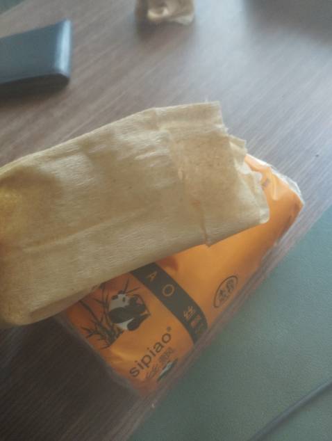 Giấy không ổn, dễ tan trong nước, không mịn thô ráp.