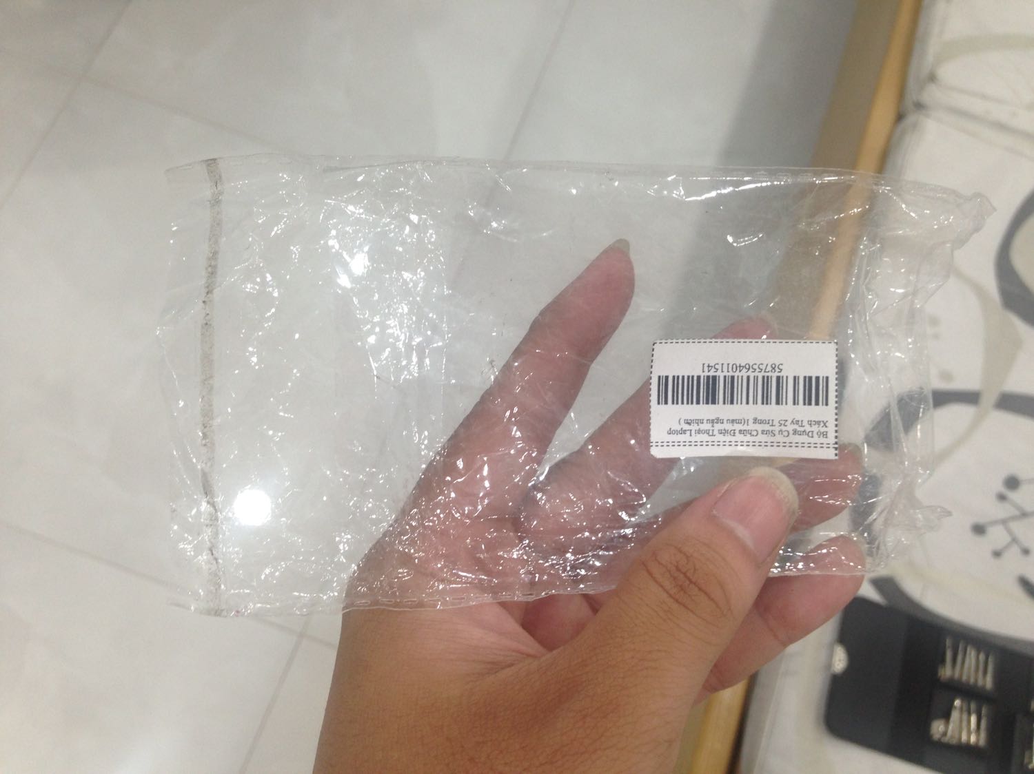 hàng chưa khui hộp mà đã rớt lung tung bên trong hộp, bao bì dán nham nhở, keo dán đã khô queo, chứng tỏ tiki không thèm kiểm tra chất lượng cũng như việc đóng gói sản phẩm, 
thậm chí sản phẩm mất 1 đầu và cây trục lõng lẻo như đã qua sử dụng rất nhiều lần 
tiki bán sản phẩm này cho tôi như vứt đi uy tín của chính tiki và coi thường khách hàng