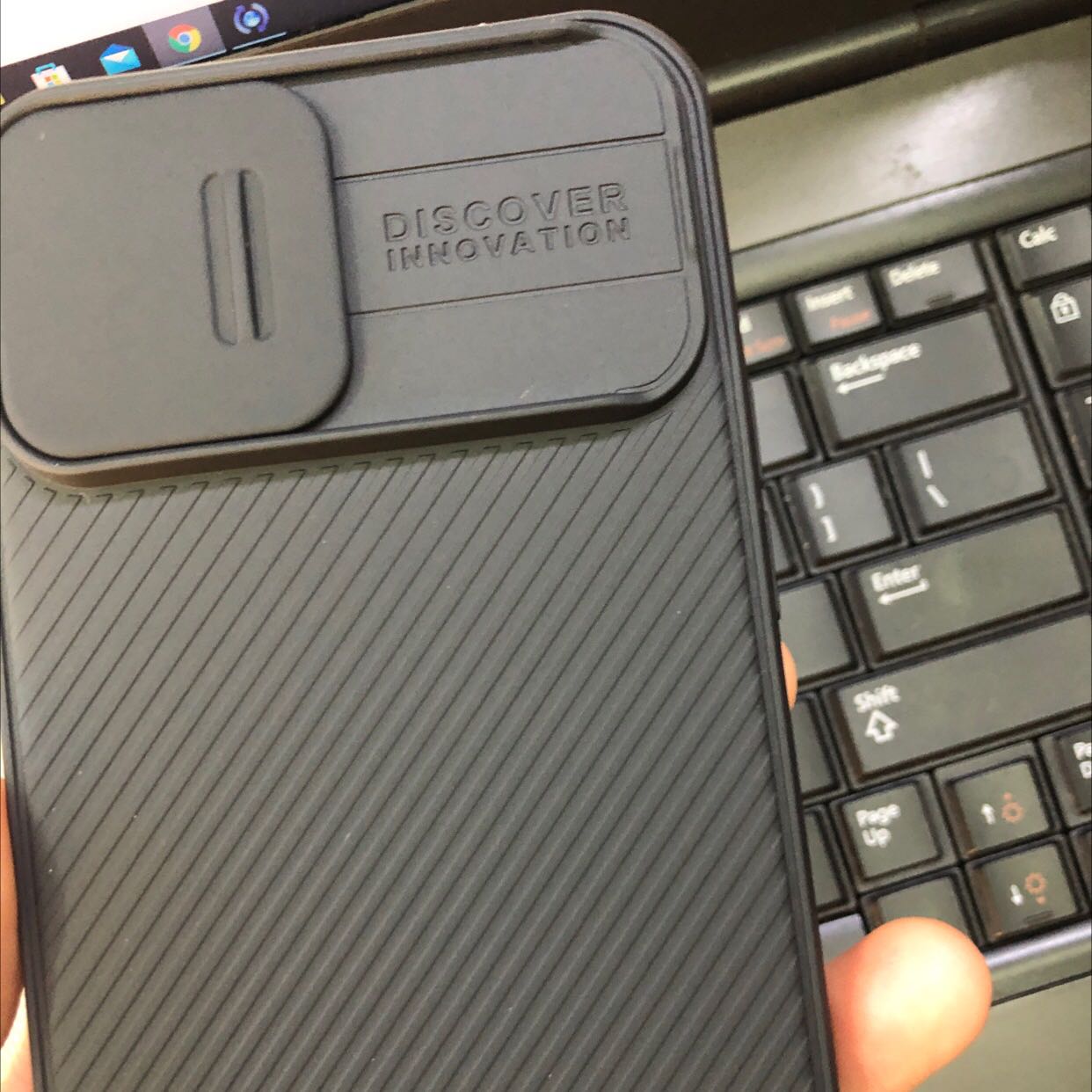 Shop tư vấn nhiệt tình. Giao hàng nhanh lắm luôn, sản phẩm đẹp, vừa y điện thoại. Đáng mua lắm ạ. Cảm ơn shop nhiều ạ