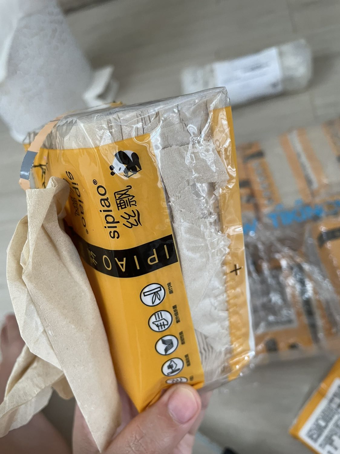 Khăn giấy nhìn dở, mua online có nhiều cái bớt ngờ này đến bất ngờ nọ. Mặc dù mình đã mua rất nhiều lần, rút ra rất nhiều kinh nghiệm.
Mình mua kích thước 18x12,5cm. Mà ai ngờ lại kích thước này.
Nản ghê