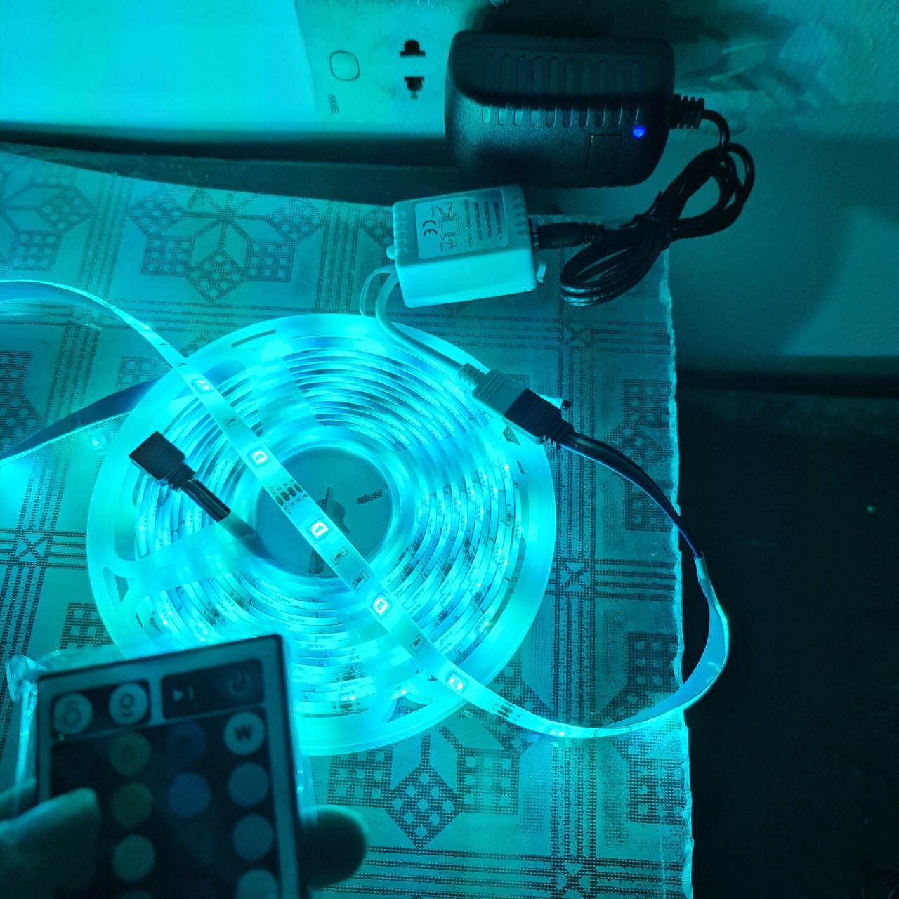 Đèn chất, điều khiển nhạy, có lưu lại chế độ sau khi rút điện. Mình rất thích điểm này, không cần phải chọn lại sau khi rút điện cắm vào như hộp khác. Quá tiện.