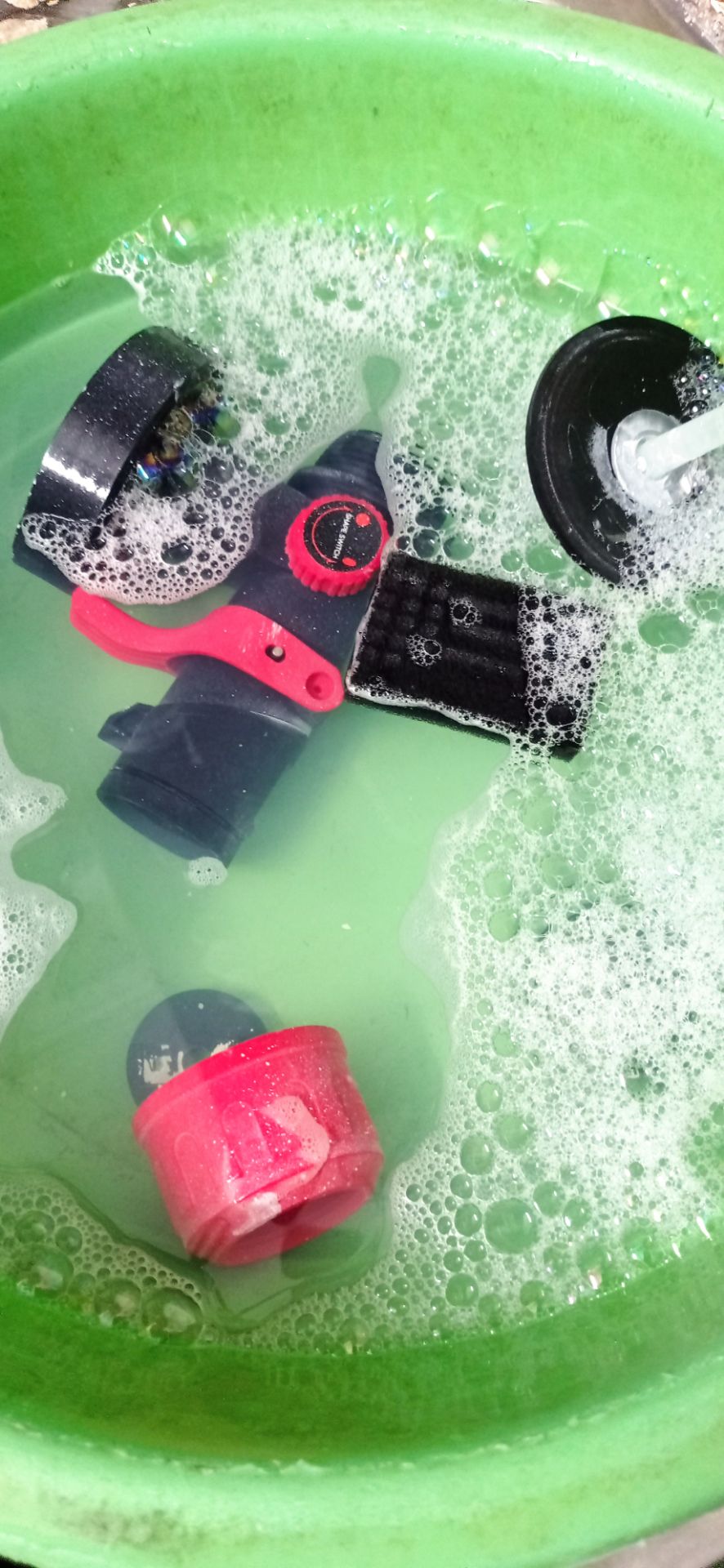 Đã dùng sơn tường và máy phun ok nhé, thi công rất nhanh. sau thời gian cho máy tạm nghỉ ,lau lớp sơn dính ở đầu mũi phun là lại phun ok.