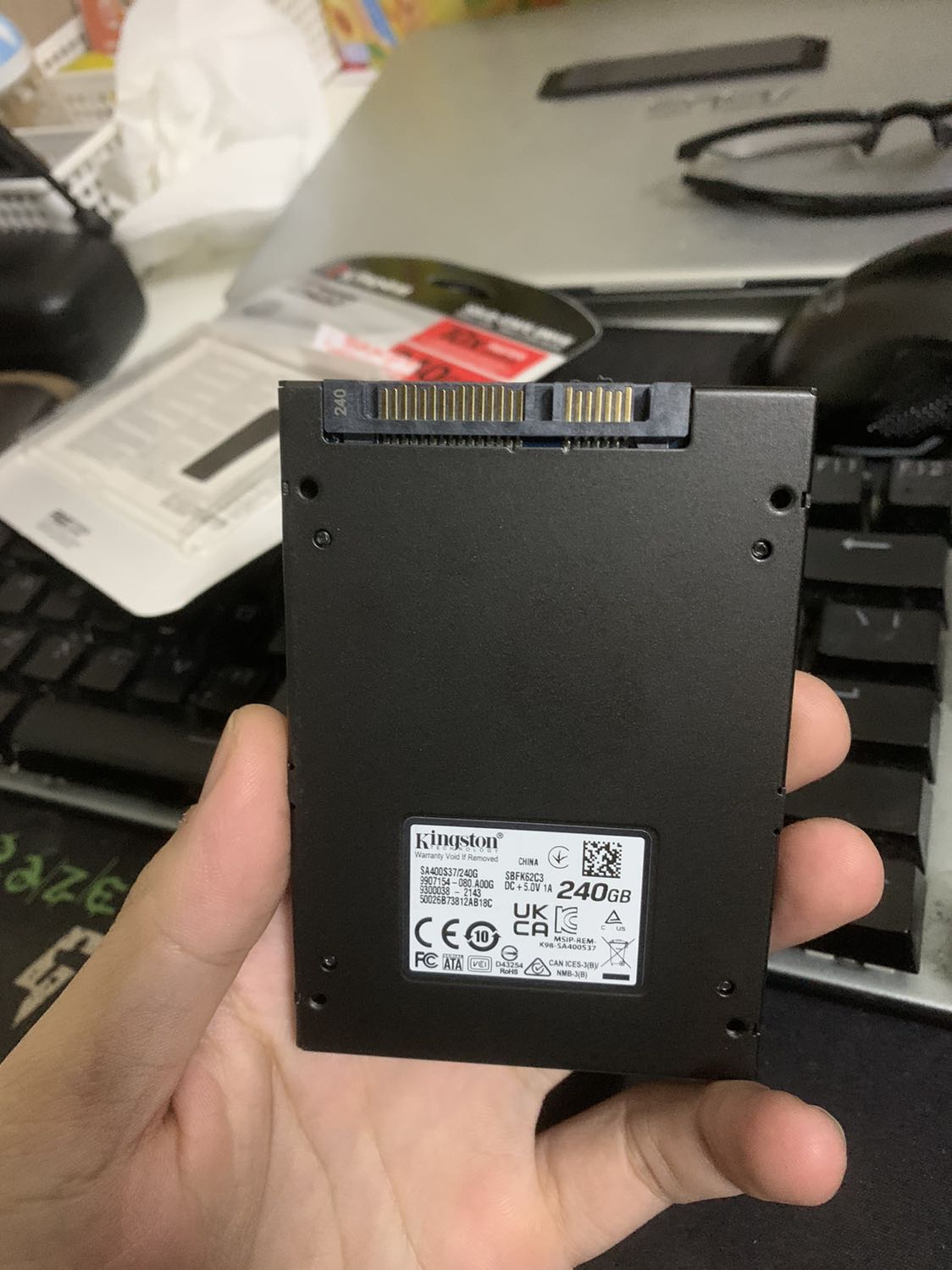 Bỏ tiền ra mua hàng mới mà nhận về hàng như này. Vỏ bị rạch nham nhở, seal che chân tiếp xúc thì bị lột ra. Cho hỏi đây là hàng shop đã bỏ ra dùng xong mới bán lại cho khách hay như nào? Trading mà k cải thiện còn làm ăn như này mất hết khách. Thân ái! Bỏ tiền ra mua hàng mới mà nhận về hàng như này. Vỏ bị rạch nham nhở, seal che chân tiếp xúc thì bị lột ra. Cho hỏi đây là hàng shop đã bỏ ra dùng xong mới bán lại cho khách hay như nào? Trading mà k cải thiện còn làm ăn như này mất hết khách. Thân ái!