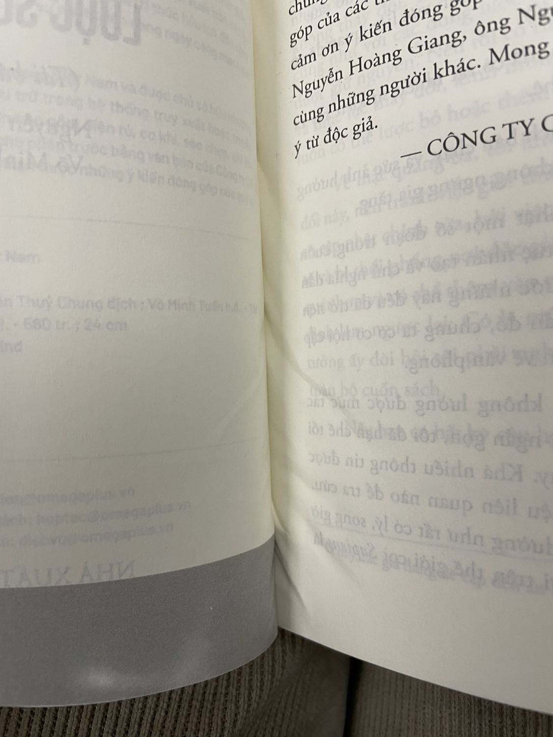 Mình mua 2 cuốn cùng 1 cửa hàng nhưng 2 lần nhận sách khác nhau. Giá bìa khác nhau.
Cuốn đầu tiên (giá  bìa 299k, giá bán 211k - rất tốt)
Nhưng cuốn thứ 2 (giá bìa 239k, giá bán 208k - thì đóng gáy rất tệ - xem hình đính kèm)
Mình xem kỹ thì sách được in ở 2 Công ty In khác nhau.
Thật tiếc là mình mua cuốn thứ 2 để đi tặng mà lại nhận được 1 cuốn sách kém chất lượng

Mình xem kỹ thì già