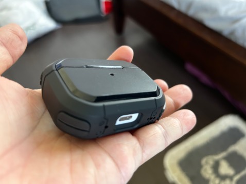 Đẹp, cứng cáp, vừa vặn cho airpods pro 2, mình đặt tiki now, khuya qua đặt sáng có sài rồi.