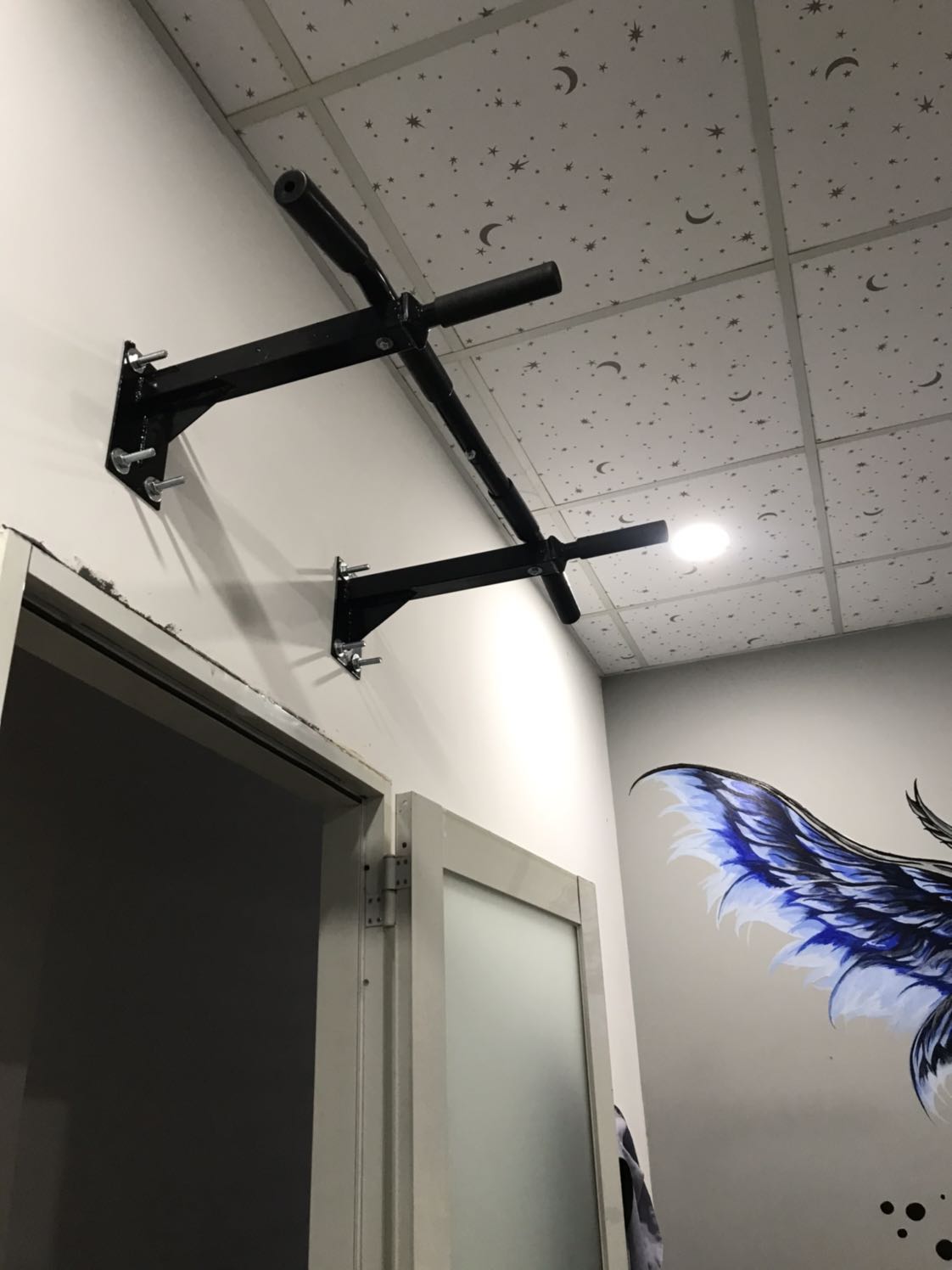 Khá ok! Nên ốc xuyên tường cho chắc chắn chứ dùng vít nở sợ đu té sấp mặt! :D