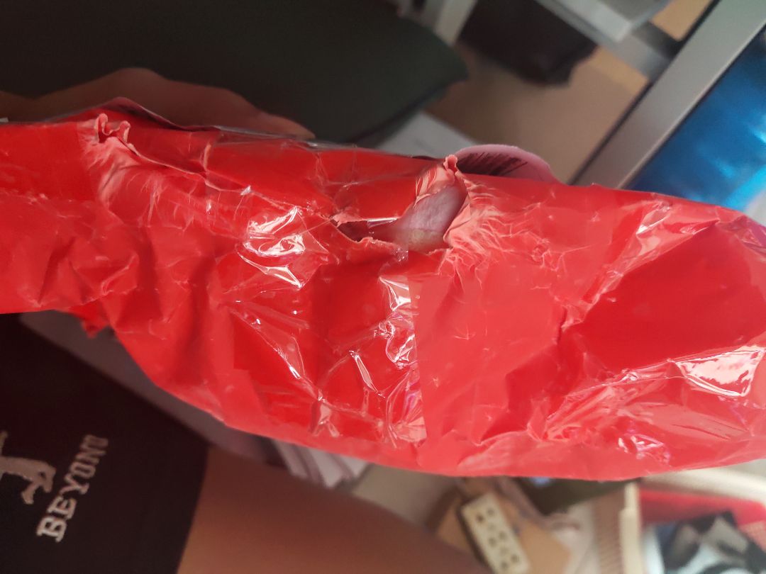 có dấu hiệu bị rạch ra soi hàng bọc keo dính sản phẩm ... mình không hài lòng phần này lắn