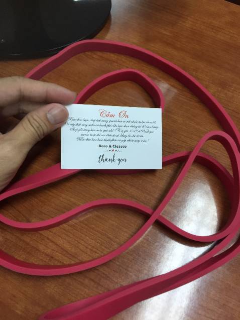 Mới sử dụng sản phẩm này lần đầu.
Cảm giác hàng rất chắc tay. Lúc đầu mình đặt nhầm dây màu đỏ, cứ nghĩ là không kháng lực lắm nhưng khi cầm và *** thử mới thấy khá hợp với mình.
Mua mấy màu khác có khi lại nặng quá không dùng được. hehe.
Dùng thử 1 thời gian sau sẽ phản hồi lại cho mọi người nhé.

Shop giao hàng kèm thư cảm ơn khá dễ thương.