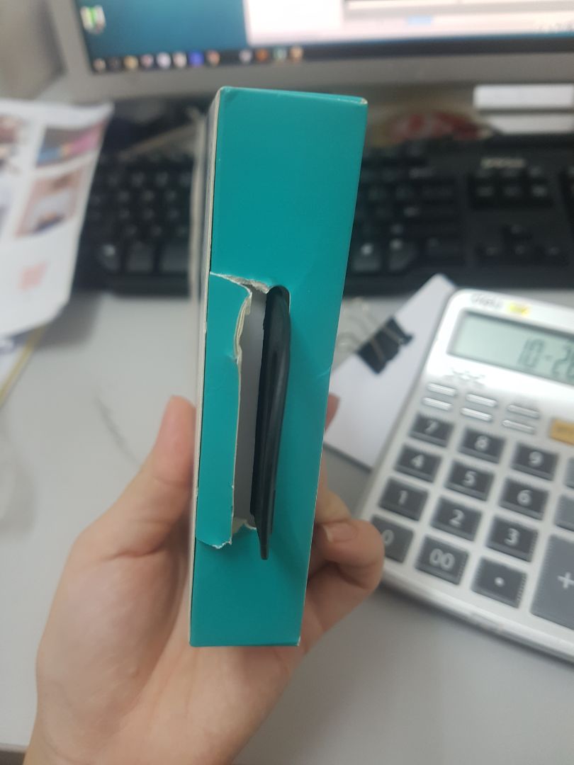 giao hàng nhanh, nhưng khi bóc hộp giấy ra thì như hàng xài rồi bỏ vô lại vậy, pin thì còn 53%, ủa vậy là sao ? sao hàng lại bị bóc ra như vậy, đã vậy bịt nhựa đựng cục pin cũng bị rách luôn, cần câu trả lời
