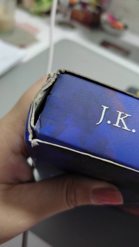 Sách bị cũ, bụi mù, móp méo, cong nhăn góc. May sách còn lớp nilon bảo vệ, nhưng phần đáy hở nilon thì sách trầy xước quá trời. Thất vọng khi shop giao cho khách sản phẩm không tốt. 😡