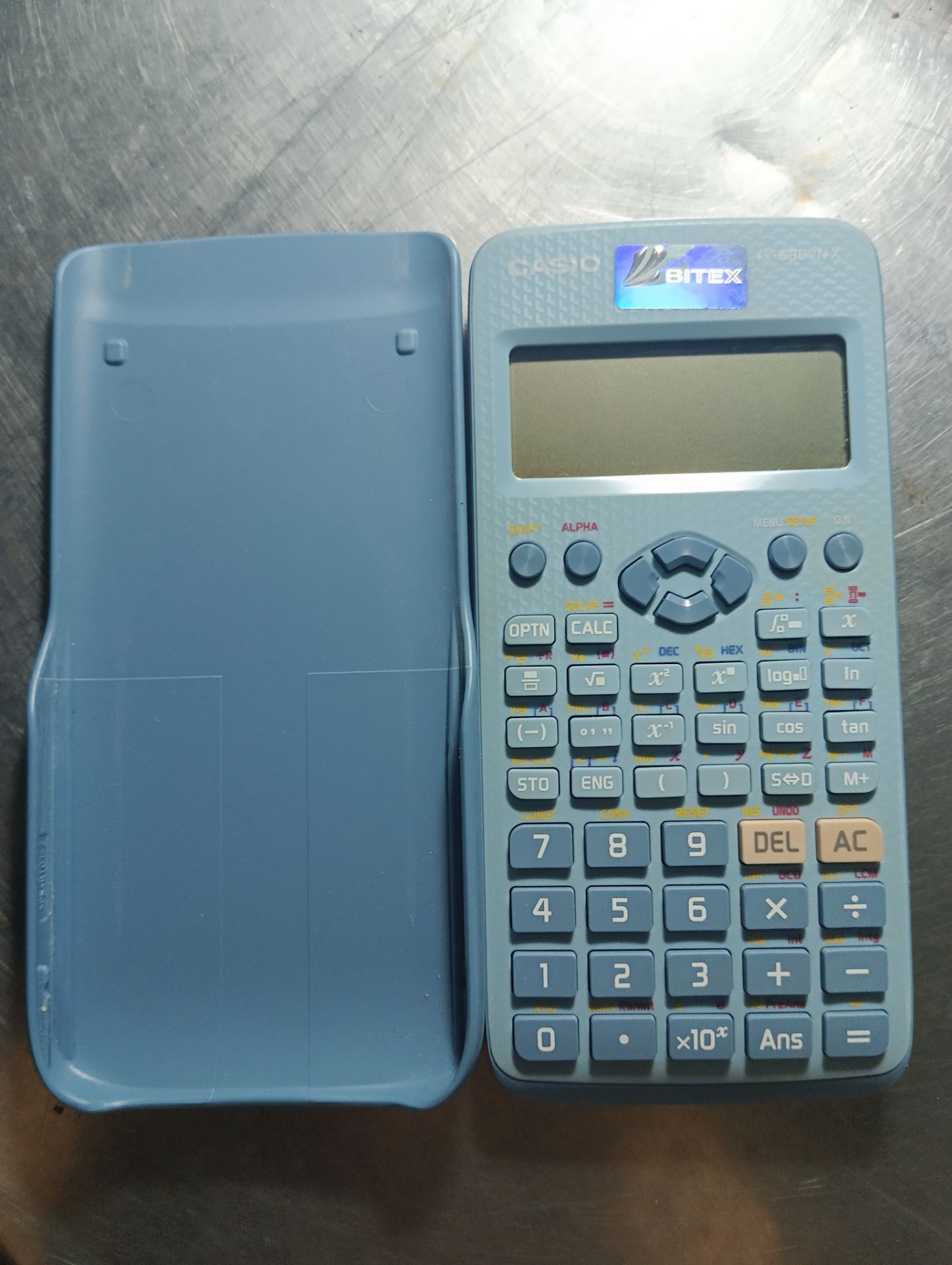 Hàng chính hãng (kích hoạt bảo hành qua app Bitex), giao nhanh (tối đặt, sáng mai có). Mình khui hàng ra thấy có 2 hộp đựng, hộp bên ngoài OK, tới hộp đựng đựng máy tính mình thấy khác so với review của mọi người và không thấy Phiếu bảo hành trong hộp. Tưởng hàng giả nên mình báo CSKH. Nhờ Tiki chỉ mình mới an tâm cào nhũ chỗ mã QR để kích hoạt bảo hành online. CSKH nói nếu kích hoạt BH được nghĩa là hàng chính hãng và mình đã kích hoạt thành công. Mọi người cứ an tâm chốt đơn đi nhé, hàng thật 100%, đợt này mình mua sale giá 660.900đ và được tặng 2 cây bút Pilot