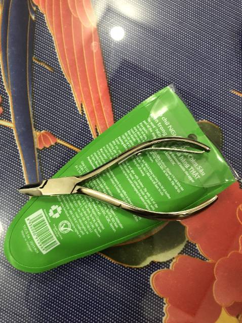 Kềm chắc chắn, dùng để cắt khóe móng hay móng bị cắm sâu vào thịt thì tuyệt vời,  có cây khêu để làm sạch móng còn bám lại, kềm cá nhân nên yên tâm về vệ sinh. Tiki giao hàng nhanh. Mình cực kì hài lòng.