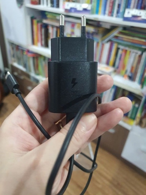 Sạc ok nha, cắm sạc hiện chữ sạc siêu nhanh ngon nhé và củ sạc ko nóng lắm ko biết độ bền được bao lâu thôi!