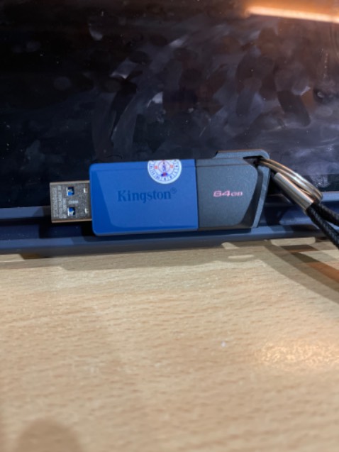 Tốc độ đọc/ghi tạm ổn, giao hàng nhanh, đóng gói kỹ lưỡng, vỏ ngoài bằng nhựa cứng cảm giác chắc chắn, nhưng chịu lực va đập hơi kém, thiết kế móc gắn khoá chưa được tiện dụng thoải mái, rất khó treo móc chống thất lạc