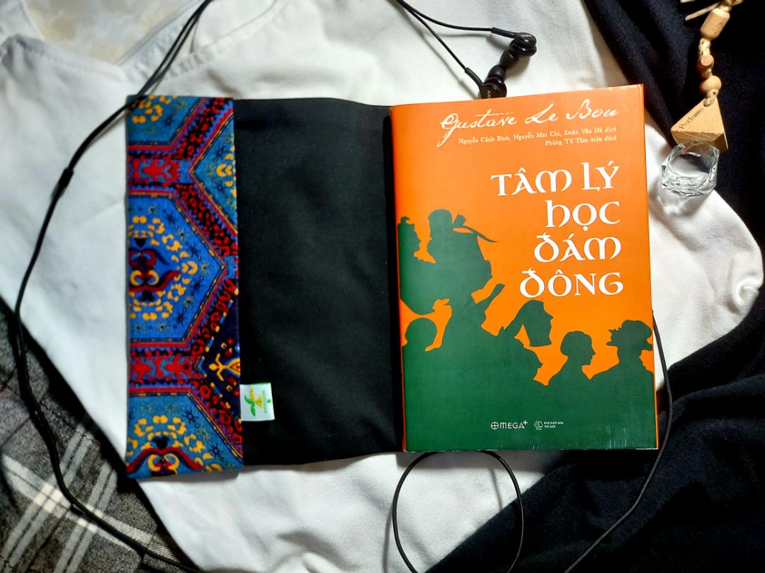 ~ 
Mình nghĩ đây là một tác phẩm tâm lý rất đáng đọc. Nó không chỉ giúp ích cho bạn trong việc lôi kéo đám đông khi diễn thuyết mà còn giúp cho bạn thu hút đám đông trong marketing nếu bạn nằm lòng và vận dụng nó một cách đúng đắn.