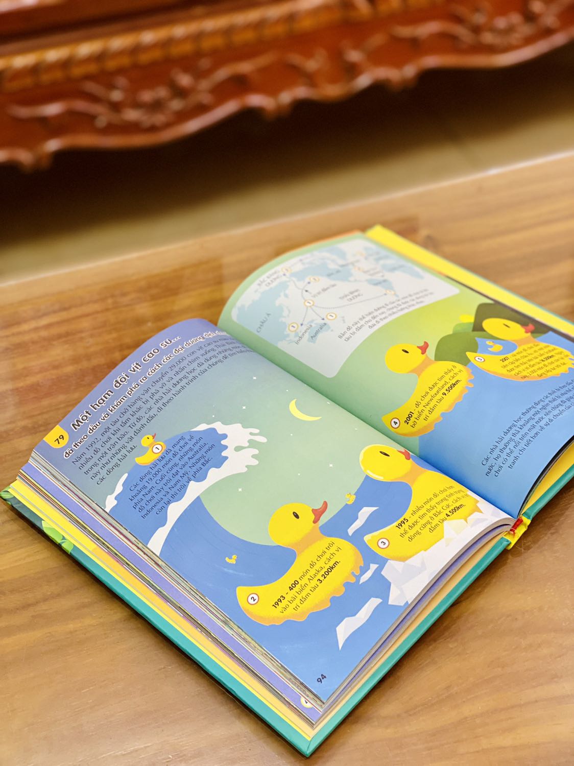 - Mình đặt 2 quyển 100 bí ẩn đáng kinh ngạc về trái đất và lịch sử. Cả 2 quyển đều có bìa cứng, khổ vừa, in màu toàn bộ; ảnh minh họa sinh động, trực quan và rất đáng yêu. Bìa sách bắt mắt, chất lượng giấy tốt. Về nội dung mình thấy sách trình bày tốt, cung cấp nhiều kiến thức hữu ích và thú vị. 
- Fahasa đóng gói thật sự cẩn thận và chắc chắn, sách ngoài được bọc chống sốc, mỗi quyển còn được bọc màng co phẳng phiu. Đơn lần này mình săn sale nên đặt được một lúc 5 quyển ưng ý. Tuy nhiên mình không hài lòng về giờ giao hàng của Fahasa (hoặc đối tác vận chuyển), đơn dự định giao vào thứ 6 nhưng đến tận 19:30 tối thứ 7 mới giao cho mình. Giao ngoài giờ hành chính và muộn như vậy nhưng không một thông báo nào cả. Trên app Tiki vẫn thể hiện đơn hàng giao vào thứ 6? Mình không hiểu lý do tại sao.