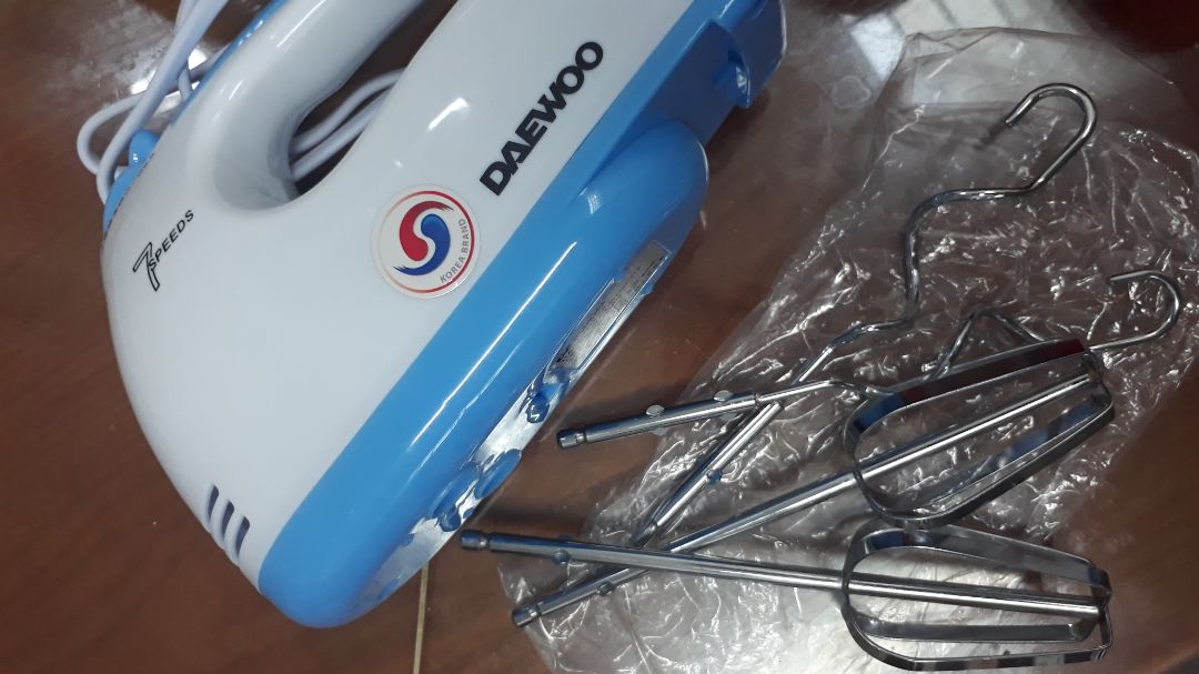 1. Về máy: đánh ngon lành, máy đánh 4' chỉ thấy ấm ấm không nóng quá không nghe mùi khét. Tốc độ 1 và 7 không chênh lệch nhiều, máy chỉ 150w ko mạnh lắm nhưng đủ dùng cho nhu cầu của mình. Nói chung với giá 240k thì chất lượng như vậy quá ổn. 
2.Giao hàng nhanh: đặt hàng trưa t5 sáng t7 có do ở tỉnh.