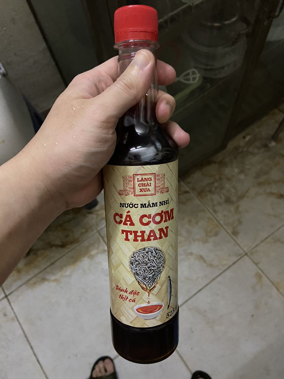 Tiki giao hàng nhanh, thùng đóng gói nguyên vẹn, date hạn sử dụng dài. Vì nhìn thấy mã giảm ưu đãi nên mình mua 1 thùng dùng thử xem sao dù nhà vẫn còn nhiều nước mắm. 
Chất lượng nước mắm đậm đà nhưng vị vẫn hơi gắt, cần tăng thêm vị dịu nhẹ, độ đạm cần được điều chỉnh pha chế trước khi đóng chai mình nghĩ như vậy. Độ đạm có vẻ thấp. Nước mắm ngon nhưng còn cần cải thiện hơn. Chai nhựa hơi móp méo. Nhưng thùng hàng thiết kế đẹp, thuần khiết chân quê nhưng mở ra thấy chai nước chấm thiết kế chưa được ổn và thu hút ánh nhìn lắm!
Chất lượng tương xứng với giá tiền! Tiki giao hàng nhanh, thùng đóng gói nguyên vẹn, date hạn sử dụng dài. Vì nhìn thấy mã giảm ưu đãi nên mình mua 1 thùng dùng thử xem sao dù nhà vẫn còn nhiều nước mắm. 
Chất lượng nước mắm đậm đà nhưng vị vẫn hơi gắt, cần tăng thêm vị dịu nhẹ, độ đạm cần được điều chỉnh pha chế trước khi đóng chai mình nghĩ như vậy. Độ đạm có vẻ thấp. Nước mắm ngon nhưng còn cần cải thiện hơn. Chai nhựa hơi móp méo. Nhưng thùng hàng thiết kế đẹp, thuần khiết chân quê nhưng mở ra thấy chai nước chấm thiết kế chưa được ổn và thu hút ánh nhìn lắm!
Chất lượng tương xứng với giá tiền!