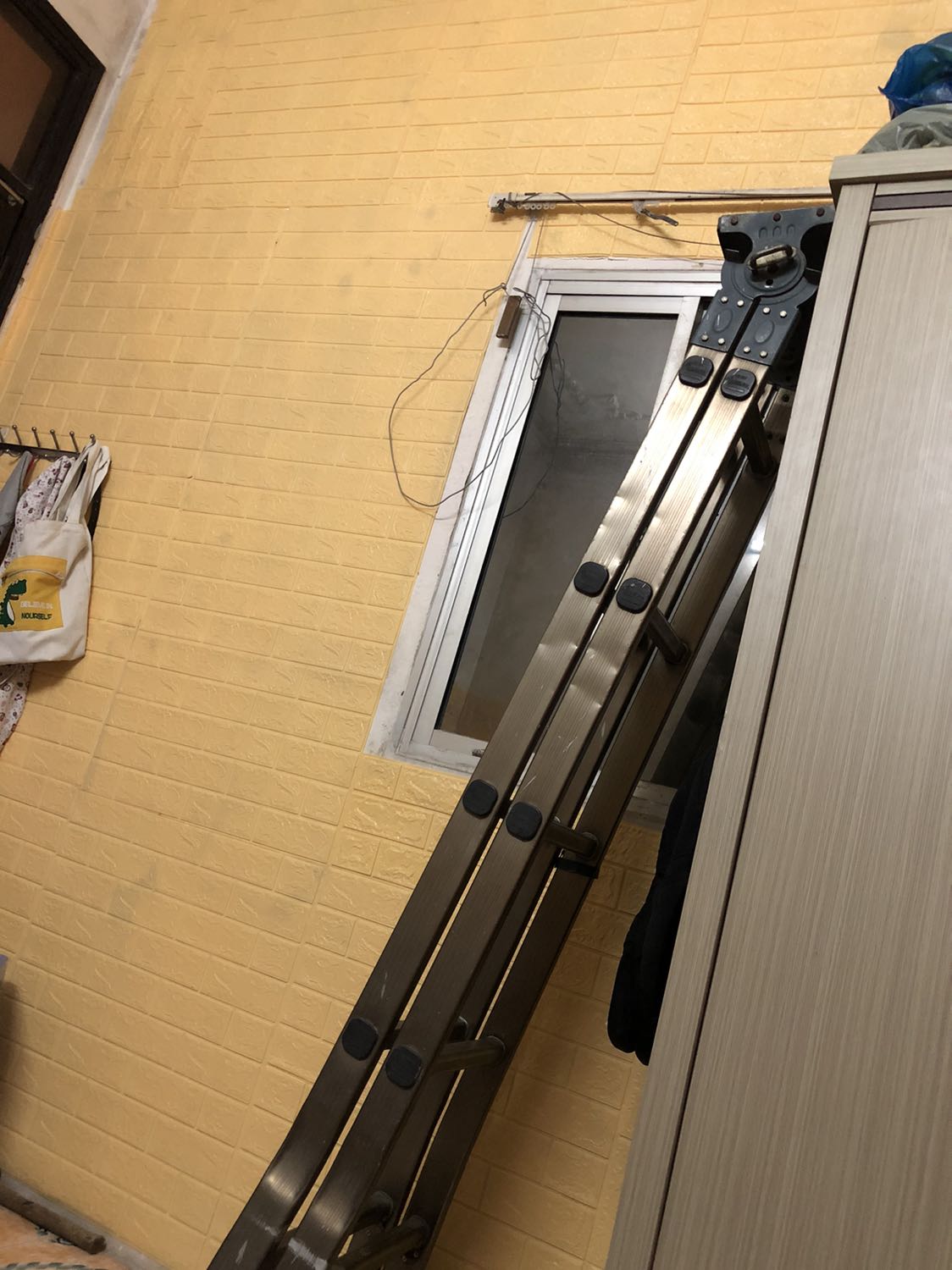 So với các loại giấy dán tường khác thì loại xốp này dán rất chắc( làm sạch bụi tường trước khi dán)
Màu sắc tươi sáng( do tường bị mốc ẩm nên nó mới có những đốm tối màu kia
Kích thước đúng mô tả