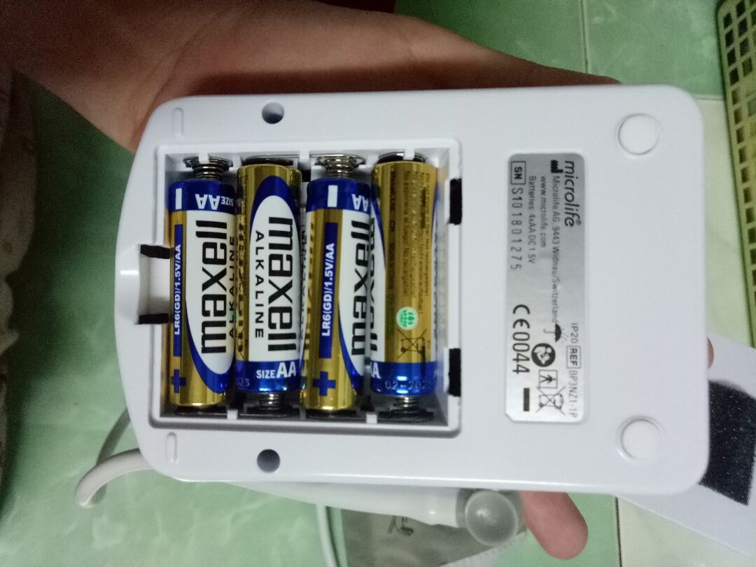 Do nhà mình đang ở là nhà thuê, chủ nhà ngăn ra từng căn để cho thuê, vô tình có 1 bạn cùng tên với mình ở đó (mình không biết). Tiki giao hàng không hề gọi điện số đt mình đã cho, cứ quăng ngay địa chỉ nhà đó, có bạn cùng tên nhận luôn, rồi bạn đó gọi vào số đt mình hỏi tại sao chị đặt hàng mà cho địa chỉ nhà em???? Tôi đang ở địa chỉ này mà, bạn kia cũng cãi là địa chỉ nhà em, xong hẹn nhau ra, thì cùng 1 chủ nhà, cùng số nhà, không ai biết ai, không quen nhau. Đặt xong đơn hàng thấy chi tiết giao trước 17h, chờ mãi không thấy, mình định chạy ra cửa hàng thiết bị y tê gần đó mua luôn cho rồi vì mình đang gấp gửi cho người thân, may cho Tiki là bạn kia chủ động gọi cho mình ra nhận lại. Mình thường xuyên đặt hàng online giao địa chỉ nhà riêng,  các bạn đó luôn luôn gọi trước.nên rút kinh nghiệm