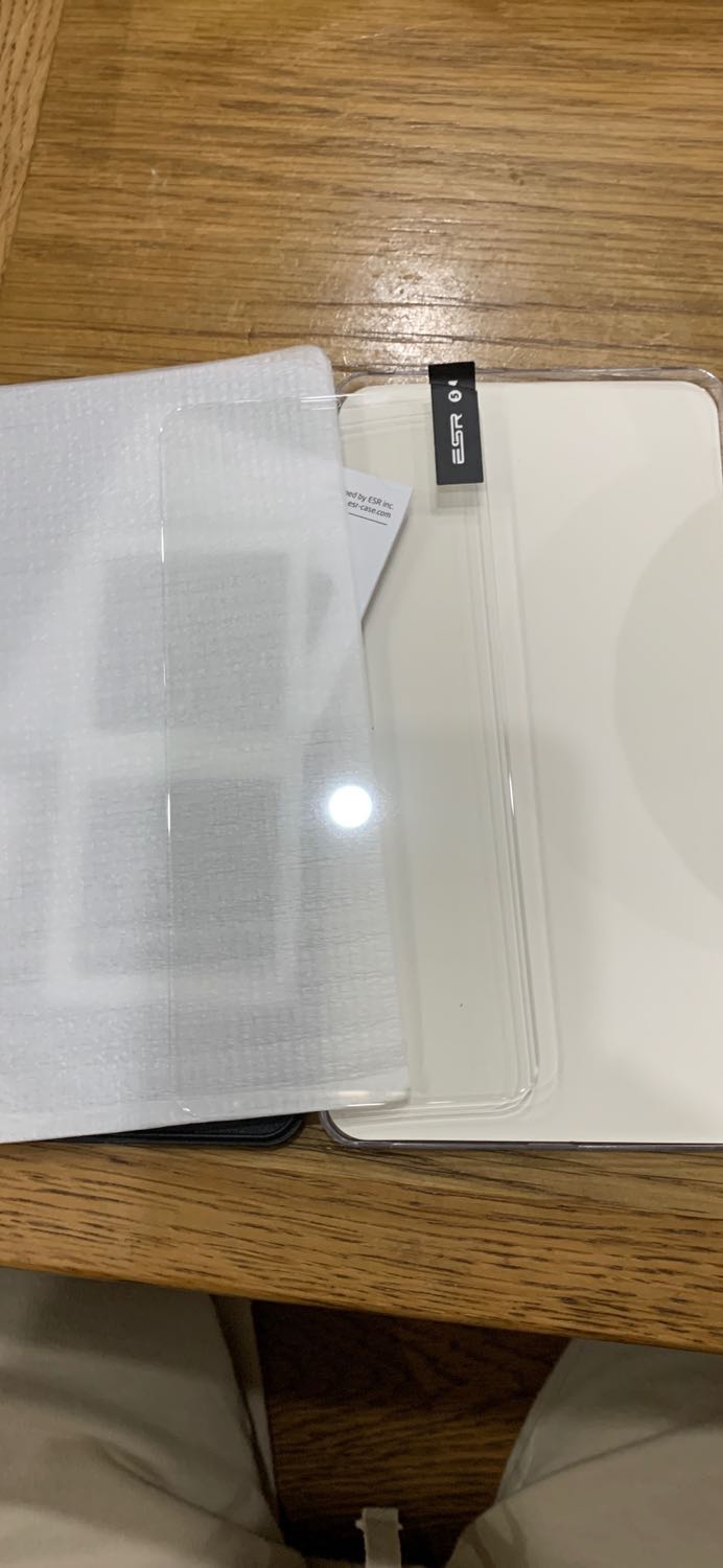 Hàng đẹp, không viền, ít bám vân tay. Kính trong suốt, cảm ứng nhạy. Rất hài lòng với sp này