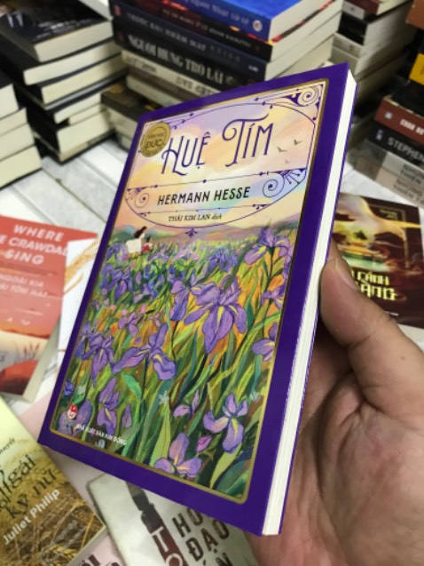Sách mỏng. Bìa bắt mắt. Một màu tím ngút ngàn, đẹp đến mức chỉ muốn cắt bìa, đóng khung, treo vào phòng ngủ. 

Nghe mấy cây đa cây đề trong nhóm sách Hội Văn Học Kinh Điển khen và đánh giá cao tập truyện cổ tích này của văn học Đức nên mua về đọc thử.

Hy vọng là cả 5 truyện ngắn đều hay. 

Giờ tớ đọc đây. Nếu các bạn ghét đợi review, mua luôn đi. Sách của Kim Đồng thì giá siêu “hạt dẻ”, thêm mã flash sales nữa, giá chỉ còn bằng tiền mua 1 ổ bánh mì. À, nếu so giá bánh mì Huỳnh Hoa  ở đường Lê Thị Riêng, thì tiền mua Huệ Tím chỉ mua được nửa ổ thôi nha.