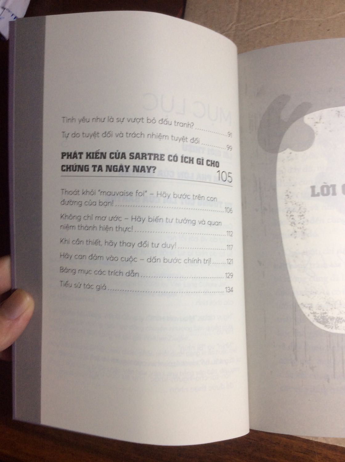 Đừng đánh giá cuốn sách qua ... số trang của nó ! Khi mình mua về cuốn sách chỉ vỏn vẹn hơn 100 trang thì mình có hơi bất bình với cái giá của nó nhưng không các bạn ạ, mình sai quá sai. Chính vì sự nhỏ gọn đó mới làm nên cái hay của quyển sách -ngắn gọn, súc tích, đầy đủ (trong 60 phút cơ mà). Không chỉ về nội dung, bố cục mà còn về phần giấy in, hình ảnh trong sách đã được làm rất tốt. Cảm ơn Văn Lang vù đã đem về Viẹt Nam những bộ sách quý như thế này. Bởi lẽ triết học là một bộ môn đáng được tìm hiểu, học hỏi.