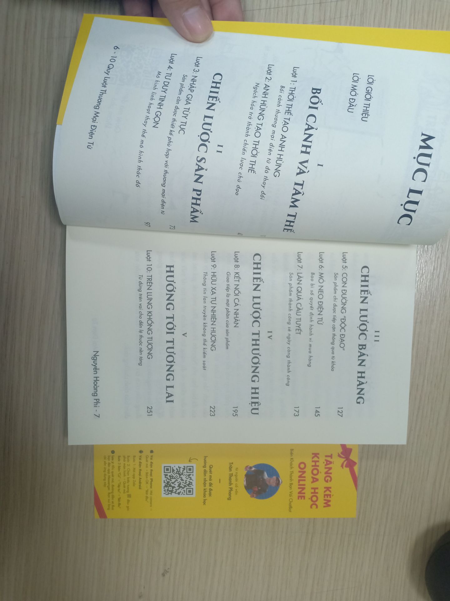 Nói thật lòng là mình rất thích mua những quyển sách mà có bàn tay anh Phong chạm vào 😛😛😛 Chỉ khâu giao hàng thôi cũng đã cho thấy dịch vụ chăm sóc khách hàng của anh ấy là tuyệt vời!! Giao hàng cực nhanh, sản phẩm cực đẹp! Đây là quyển sách thứ 2 trong bộ sách "Trên lưng khổng tượng", quyển này nói về 10 quy luật thương mại điện tử mà các doanh nhân cần nắm vững để trang bị hành trang, kiến thức khi tham gia đấu trường kinh doanh khắc nghiệt. Cũng như ai càng hiểu luật, nắm rõ luật lệ thì sẽ càng thành công! Quy Luật 1: phải thích nghi với cuộc chơi hiện tại. Vì bất cứ thời điểm nào cũng có cơ hội và rủi ro, nên ai thích nghi càng sớm thì người đó sẽ thành công sớm. Quy luật 2: Thị trường ngách là thị trường siêu lợi nhuận, và cũng tạo một vị thế vững chắc cho những ai tiên phong chinh phục nó. Quy luật 3: Thiết kế sản phẩm phải phù hợp với thương mại điện tử. Từ tính năng sản phẩm, chiến lược bán hàng, đến khâu hậu cần và cơ cấu sản phẩm. Quy luật 4: mô hình kinh doanh tinh gọn sẽ giúp doanh nghiệp linh hoạt hơn, dễ thích nghi với môi trường kinh doanh cũng như sớm nhận ra sai lầm, ít tốn kém chi phí. Quy luật 5: "Từ khóa" là một phần quan trọng không thể thiếu trong kinh doanh online. Quy luật 6: bao bì, hình thức bên ngoài rất quan trọng. Vì chỉ cần ấn tượng ngay từ cái nhìn đầu tiên thôi cũng làm ta yêu say đắm 😘😘. Quy Luật 7: Những sản phẩm thành công sẽ càng ngày thành công. vì vậy đợt mở bán sản phẩm đầu tiên thành công là rất quan trọng. Nó sẽ là tiền đề cho sau này. Quy luật 8: giao tiếp, tương tác với khách hàng là cốt lõi của sự phát triển bền vững! "Chat bot" là 1 phần không thể thiếu (admin có tặng khoá học nên ko phải lo lắng nữa). Quy luật 9: Thông tin lan truyền không thể kiểm soát được. Vì vậy quản trị thương hiệu tập trung sẽ là phương án tối ưu (chỉ cần tập trung vào một kênh truyền thông, từ đó sẽ tự lan tỏa). Quy luật 10: trên lưng khổng tượng. Đứng trên vay người khổng lồ gần như là chiến lược bắt buộc để tồn tại và phát triển trong hiện tại và tương lai!!