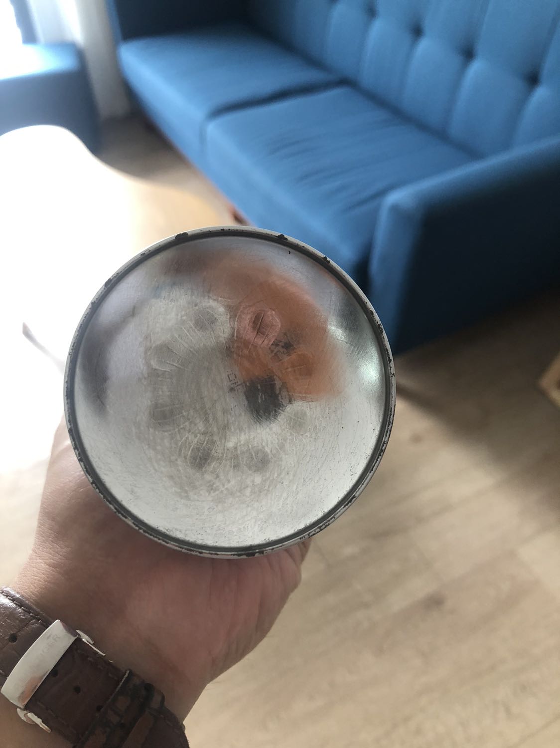 Sản phẩm bị rỉ sét, không có hạn sử dụng nên tôi không biết có an toàn để dùng hay không. Sẽ tốt hơn và an tâm hơn khi Tiki kiểm định chất lượng sản phẩm trước khi nhận để giao cho khách hàng.