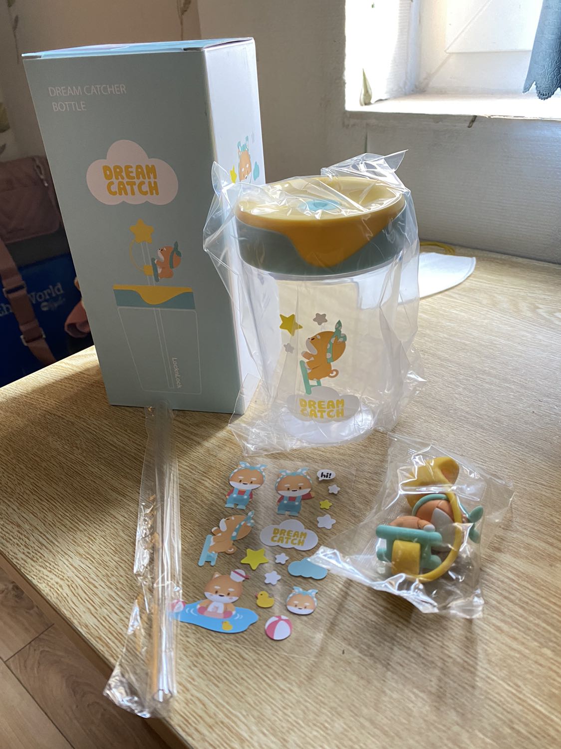 Ly rất xinh, nhưng đôi lúc bị rỉ nước trên nắp mà ko rõ từ đâu, có tặng sticker