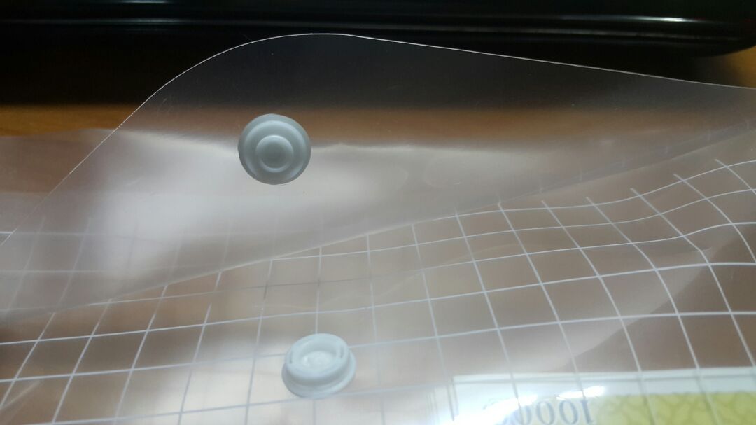 Mình mua đơn Văn phòng phẩm trên 200k của Tiki Trading nhưng không áp dụng được mã VPPHSO hay mã HSO100K như Tiki đã thông tin nên cuối cùng áp dụng mã BKT10 (12%). Mình cảm ơn Tiki đã nỗ lực giảm giá, dù ít hay nhiều!

Giao hàng nhanh chóng, chuyên nghiệp. Quy cách giao 1 xấp 12 cái, sọc lưới caro mặt trước trong mặt sau.

Sản phẩm chất lượng tốt như hình, bìa My CLEAR dày vừa phải, nút bấm chắc chắn, kín đáo. Mình thích loại này do 2 biên ép lệch vô khoảng 10mm, loại ép sát biên dễ nứt rách. Kích thước A4: 32 x 23cm gọn gàng.

Cảm ơn Tiki!