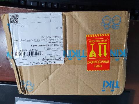 Thường thì bình của LocknLock có tem, gói hút ẩm và đế bình bằng cao su dẻo nhưng sản phẩm đợt này đế không có đệm dẻo như vậy, cũng không có tem và gói hút ẩm.
Tuy nhiên, sản phẩm mới, nắp và ron bên trong khít, hộp giấy bên ngoài hơi bị móp nhưng bình bên trong vẫn còn nguyên vẹn. Chưa sử dụng nên chưa biết chất lượng ra sao. Cho 5 sao vì uy tín của Tiki và chất lượng từ xưa giờ của LocknLock, mong là sẽ không thất vọng.