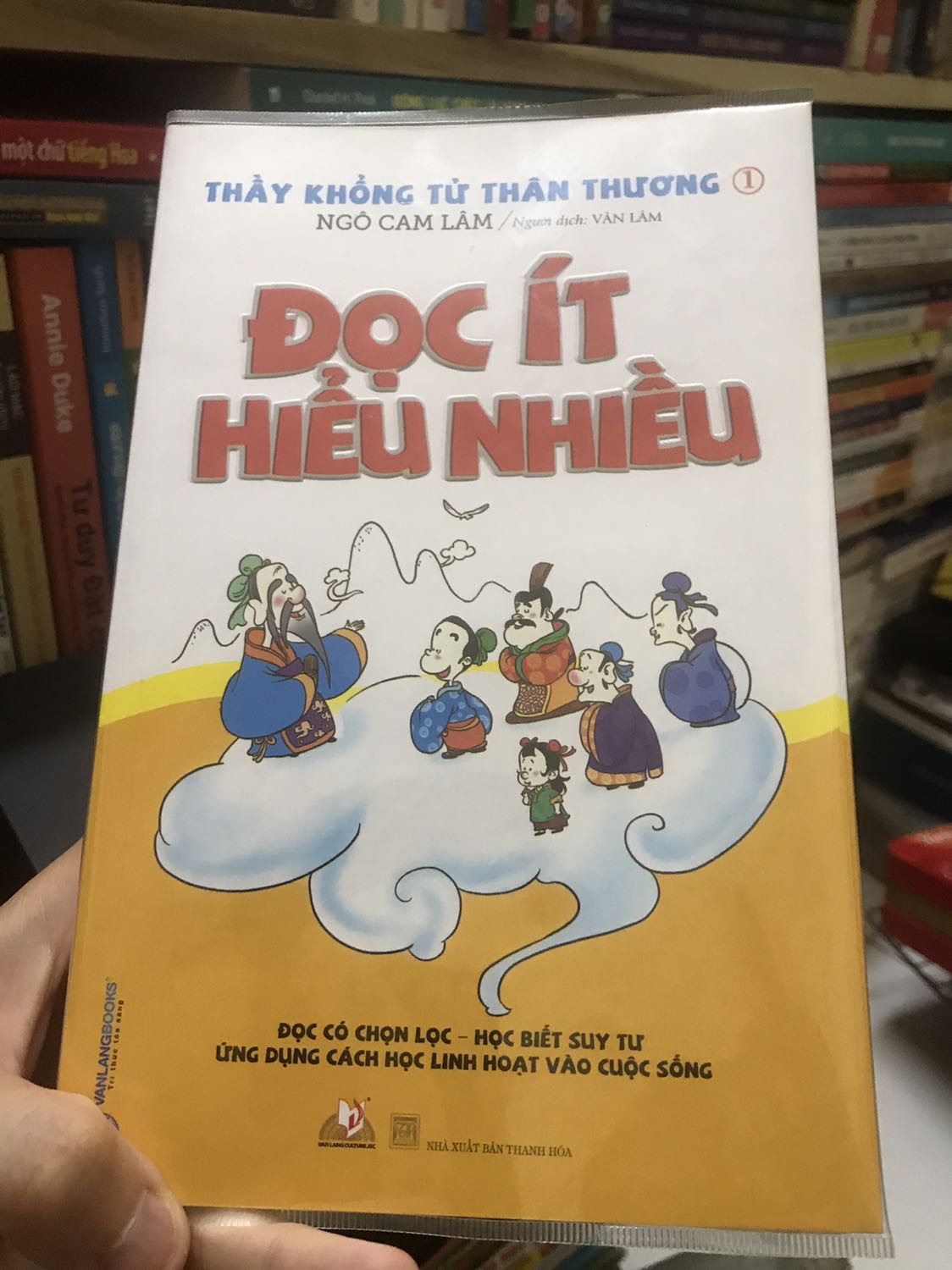 Mình đã mua 2 quyển tập 1 và 2 trong bộ Thầy Khổng tử Thân Thương. Với lối viết gần gũi tác giả Ngô Cam Lâm đã gợi mở ra cho mình rất nhiều bài học sâu sắc qua các câu chuyện nhỏ. Lối viết thành truyện có nội dung và xây dựng được cho người đọc bối cảnh hình thành những lời dăn dậy của thầy Khổng Tử thật sự rất dễ đọc và gần gũi. Mình rất rất khuyên mọi người nên có cả 3 quyển sách về thầy Khổng Tử trong tủ sách gia đình. Mình yêu thích những sách viết về thầy dễ đọc, dễ hiểu như thế này lắm. Rất cảm ơn tác giả, dịch giả cùng với NXB và Tiki giúp mình tiếp xúc được với nhiều quyển sách thật hay nhé. Cảm ơn các bạn.