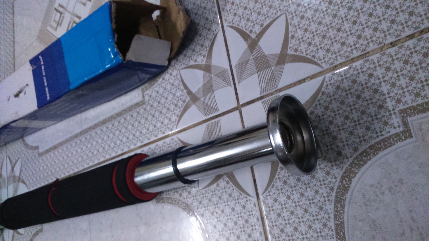 Đặt hàng ngày 16/5/2018. Nhận hàng tại cơ quan vào ngày 21/05. Chiều mang về nhà mở ra thấy thiếu mất 01 miếng đệm cao su (hai đầu xà đơn có 02 miếng đệm cao su) nên không sử dụng được. Có gửi phản ánh và Tiki phản hồi ngày 22/05/2018 bằng email nhưng đến nay cũng không có ai liên hệ để cấp bổ sung hoặc đổi trả sản phẩm. 
Tôi mua hàng trên Tiki nhiều năm rồi và đây là sự cố đầu tiên. Tôi yêu cầu bên bán hàng nhanh chóng giải quyết thỏa đáng. Đặt hàng ngày 16/5/2018. Nhận hàng tại cơ quan vào ngày 21/05. Chiều mang về nhà mở ra thấy thiếu mất 01 miếng đệm cao su (hai đầu xà đơn có 02 miếng đệm cao su) nên không sử dụng được. Có gửi phản ánh và Tiki phản hồi ngày 22/05/2018 bằng email nhưng đến nay cũng không có ai liên hệ để cấp bổ sung hoặc đổi trả sản phẩm. 
Tôi mua hàng trên Tiki nhiều năm rồi và đây là sự cố đầu tiên. Tôi yêu cầu bên bán hàng nhanh chóng giải quyết thỏa đáng.