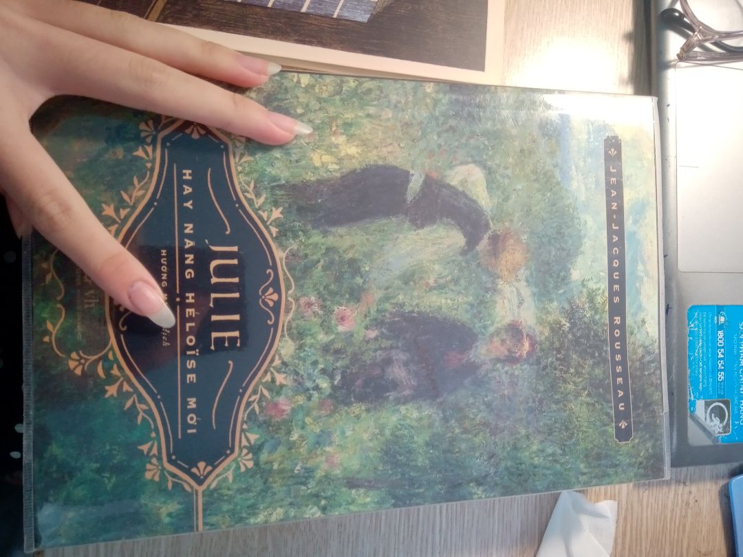 ấn tượng đầu tiên là sách khá to và nặng nha. Còn có bookcare đi kèm để tránh xước. Nói chung là sách giao rất nhanh , đêm qua đặt sáng nay đã có luôn. Không bị xước, móp. Về nội dung thì tùy cảm nhận nhưng mình thấy sách hay nha