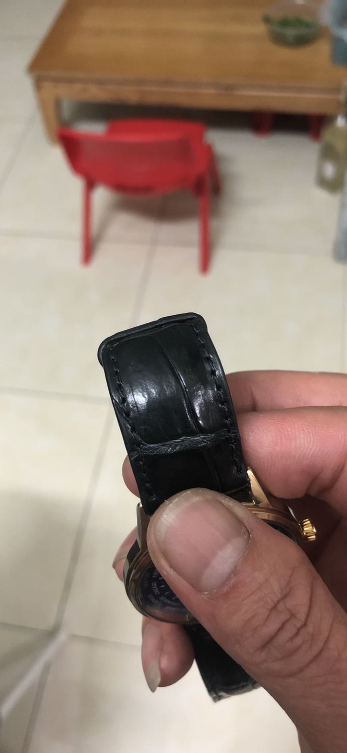 Dây 23mm. Bỏ vào rất khó. Dây cứng và khác mẫu. Đoạn ở đuôi ko có vân như ảnh