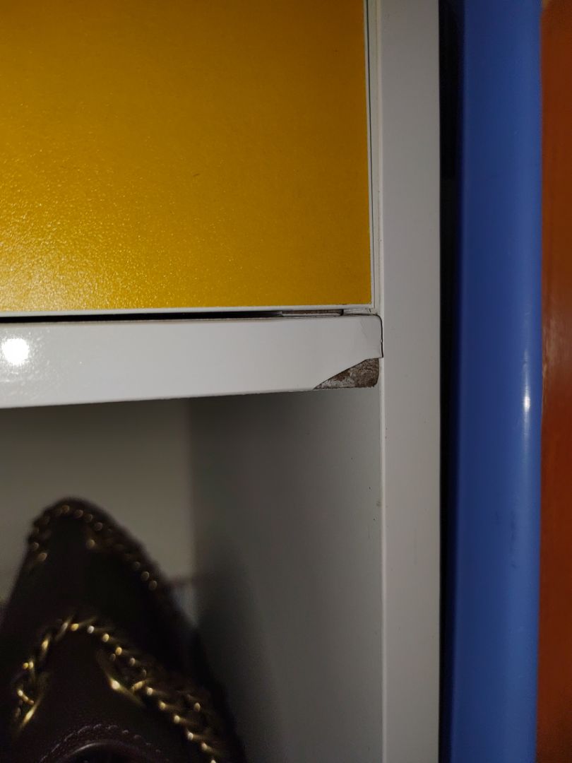 Đặt hàng từ 22/9 mà đến ngày 31/10 mới giao. hàng gỗ mà đóng gói rất hời hợt chỉ quấn một vòng màng co rồi đóng vào thùng carton rất mỏng nên dẫn đến tình trạng hàng bị nức bể khá nhiều chổ. nói chung là từ nhà bán hàng đến sàn tiki đều quá tệ, từ chất lượng hàng- đóng gói- dịch vụ khách hàng-giao hàng ..... càng ngày càng tệ.