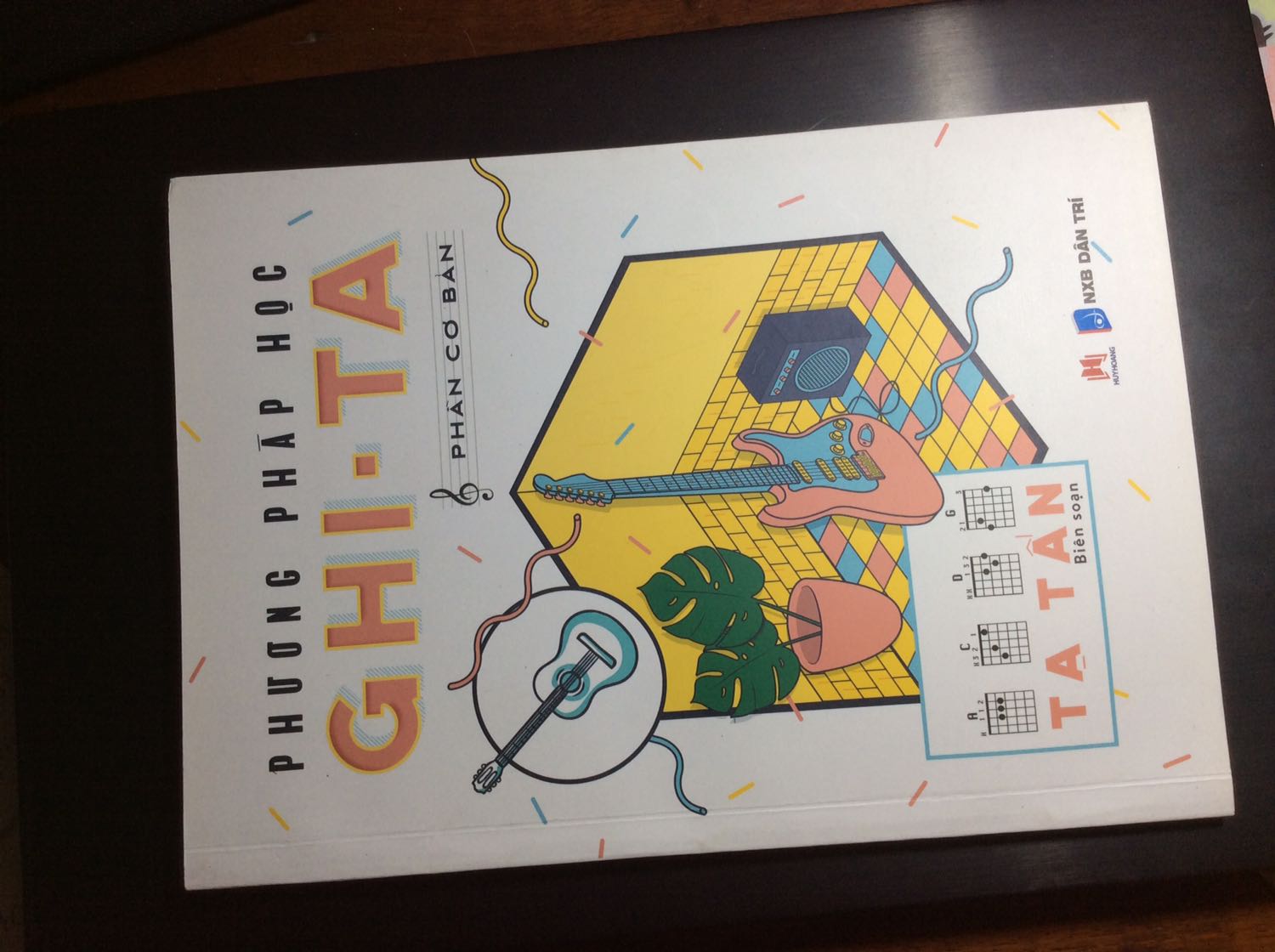 Sách về nguyên vẹn, như tiêu đề sách : phương pháp học Guiter CƠ BẢN, tác giả có sơ lược qua vài vấn đề về dụng cụ- chính là cây đàn guitar đấy - về hình dáng, bộ phận, cách lên dây blabla cho ta cái nhìn khái quát về thứ ta muốn chơi. Các bài tập cơ bản để tập dây, gẩy ngón, vân vân những điều cơ bản. 
Ý kiến riêng : ta phải học nhạc lí trước đã nhá :’)