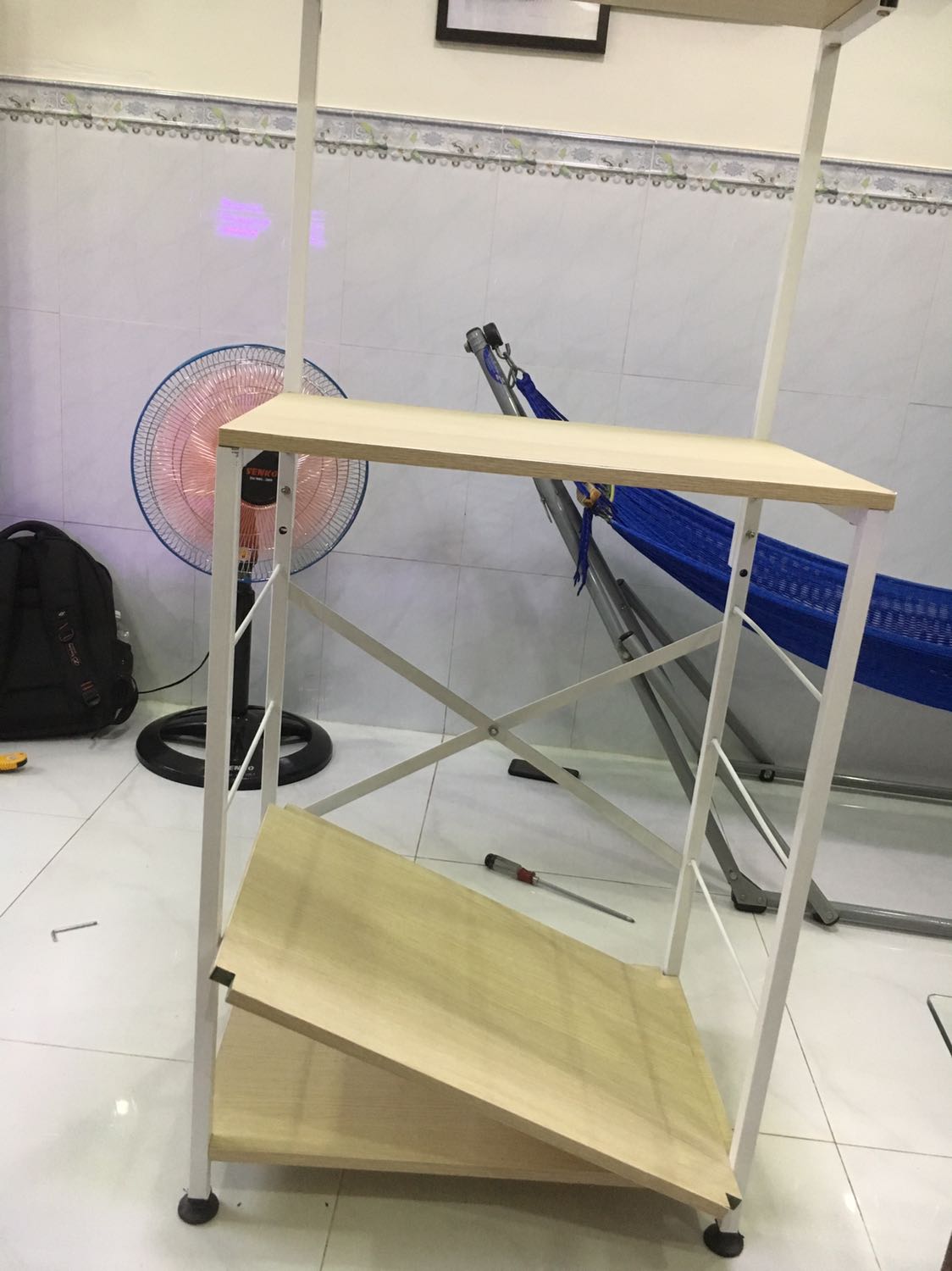 Dear Tiki. Vì tôi tin tưởng tiki là một trang bán hàng online uy tín. Nên mới chọn mua nhiều sản phẩm của trang. Nhưng lại giao cho tôi một cái kệ lò vi sóng ko giống chất lượng mẫu mã như trên hình quảng cáo.      Tôi yêu cầu mang sản phẩm đúng chất lượng , mẫu mã như đã quảng cáo đến đổi lại cho tôi và Tôi sẽ trả lại cái ko đúng mẫu đã đưa lên quảng cáo, kém chất lượng