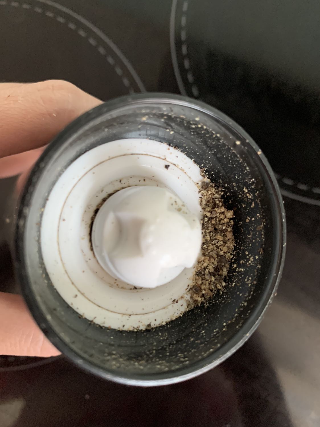 Sản phẩm sử dụng rất tốt.
Vặn nhẹ tay, và tiêu xay ra rất mịn, nhanh gọn nhẹ hơn là dùng đồ xay dùng quai.
Mình cho 5*
Rất nên mua nha các bạn!!!!