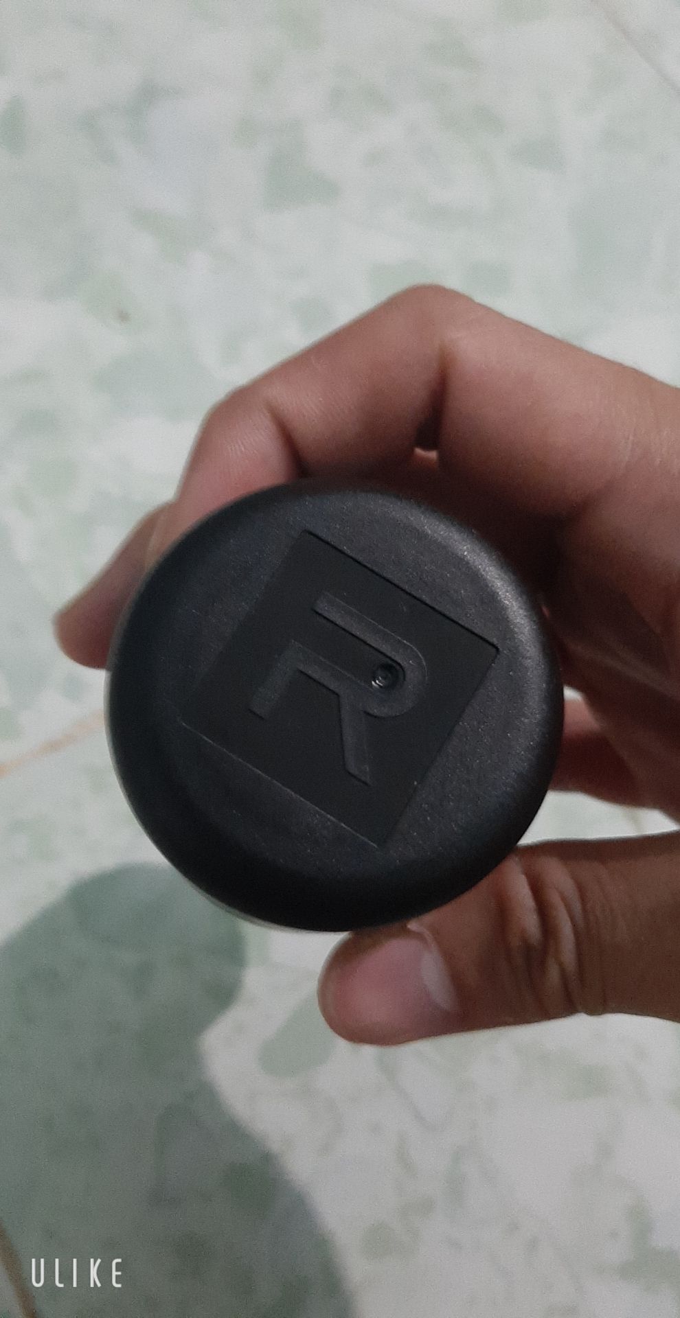 mẫu mã thì ko còn j bàn cãi rồi 
trên nắp còn có logo của RoMaNo
có ghi rõ cách sự dụng , nơi sản xuất 
mùi hương thơm tương đối nhẹ , ko nặng mùi 
# theo ý kiến cá nhân riêng .