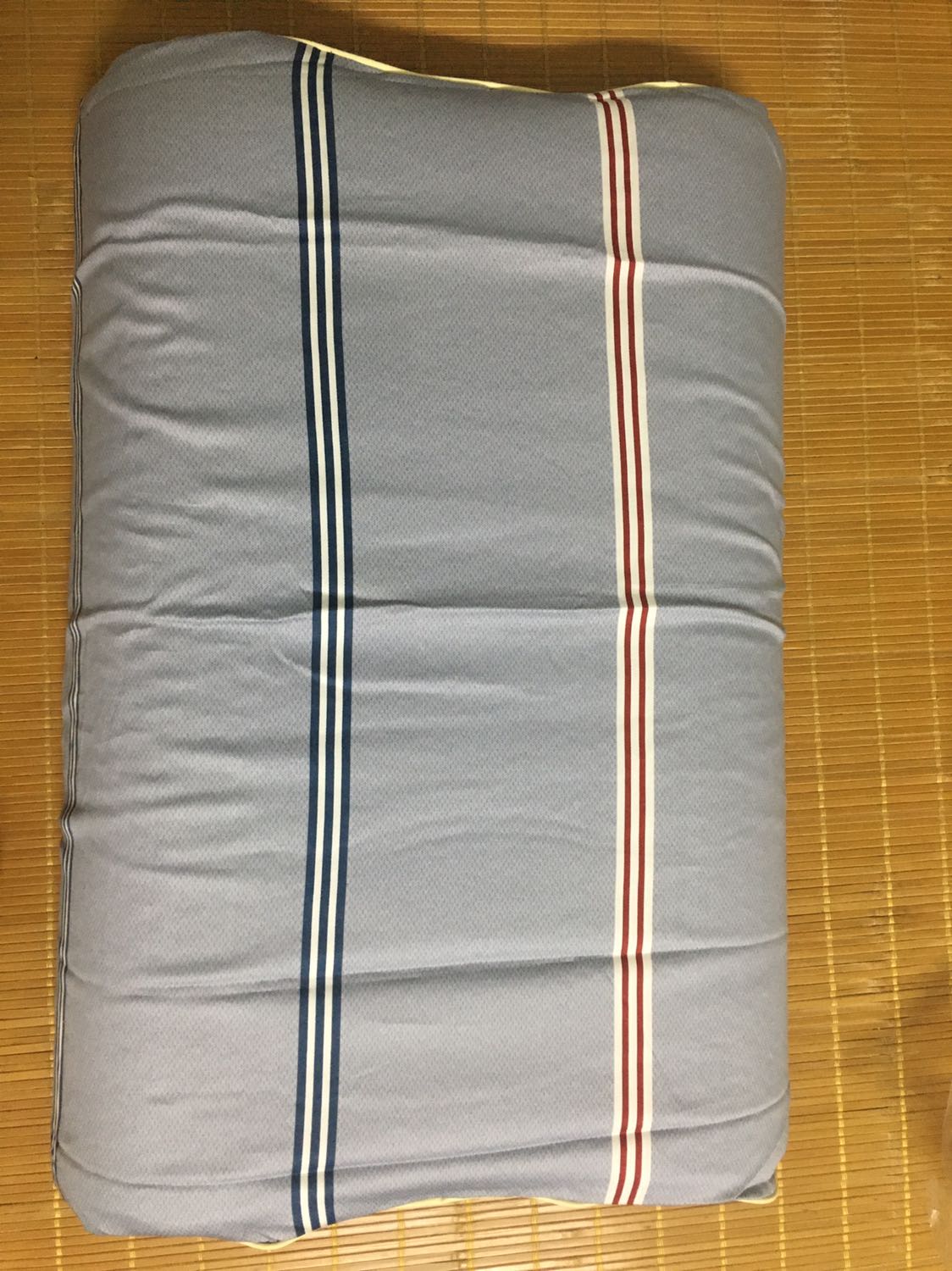 Đã nhận gối cao su Vạn Thành. Gối thơm mùi cao su, mùi dịu nhẹ không gắt. Tuy không có vỏ gối nhưng có thể mua vỏ gối Liên Á (155k) ở bên ngoài. Nằm êm và dễ chịu. Mới đầu nhận hàng hơi choáng vì cảm giác khổ gối khá to, nhưng khi mang về so với gối ngủ bình thường thì cũng chỉ hơi nhỉnh 1 chút.