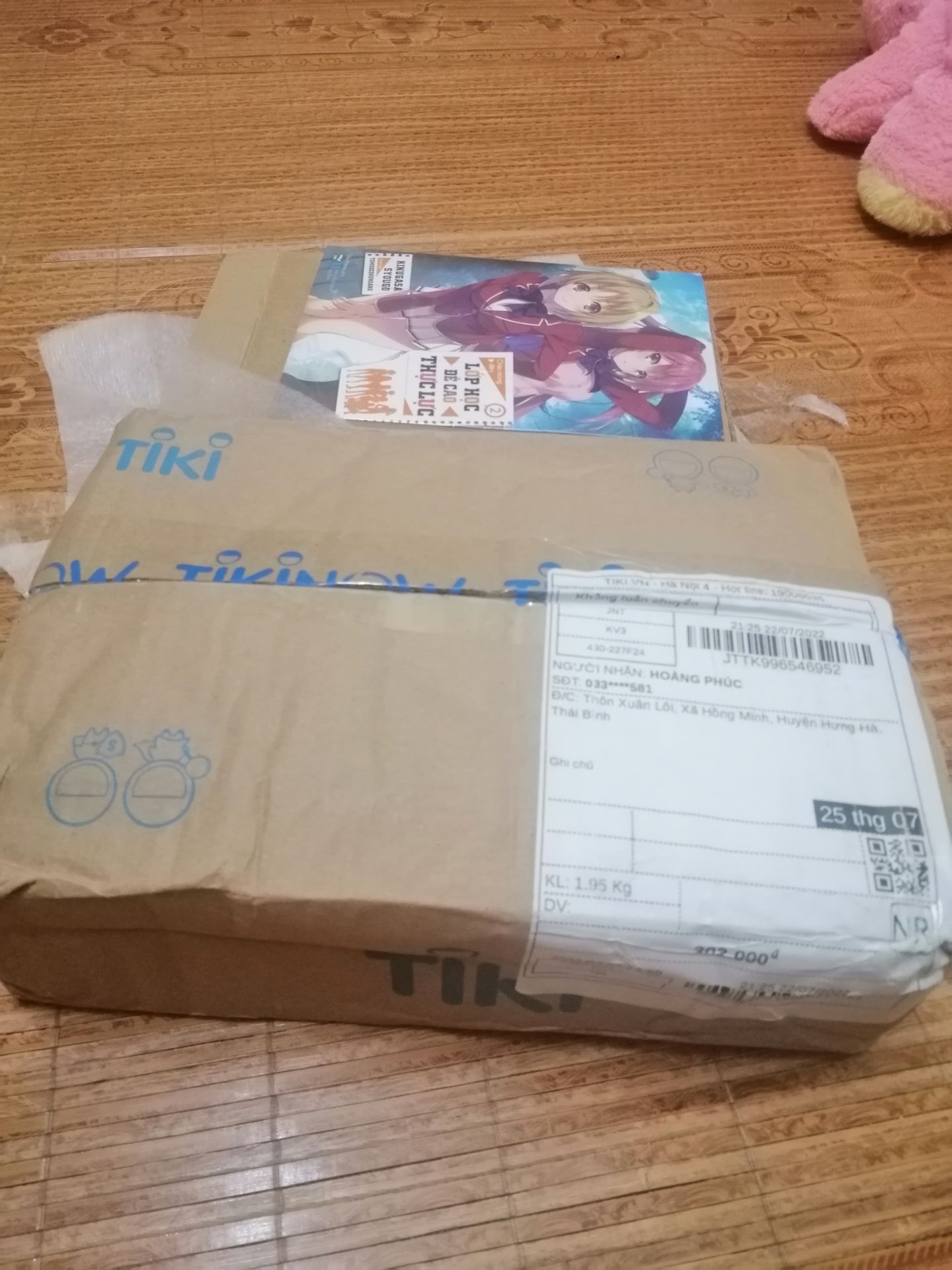 Tiki dạo này giao hàng khá kém! Kiện hàng hầu như không vuông vức nguyên vẹn hay bị nhàu hơi nát. Sách hay bị gấp  quăn cạnh mép. Hơi thất vọng khi chất lượng dịch vụ của Tiki có dấu hiệu đi xuống khá nhiều!