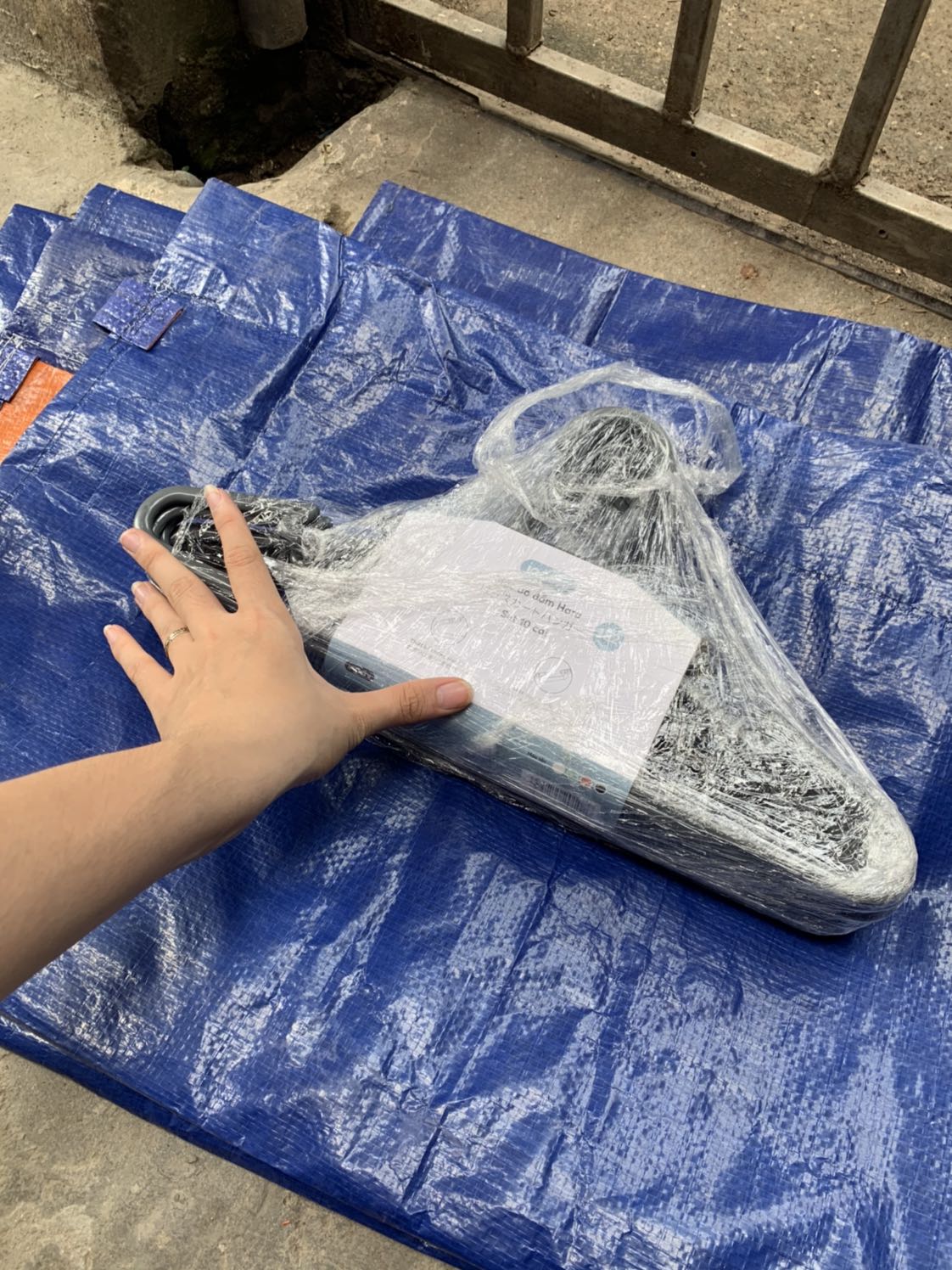 Sản phẩm to đẹp, chắc chắn, màu ghi xám rất lạ mắt mà lại sạch. Mình rất ưng ý.