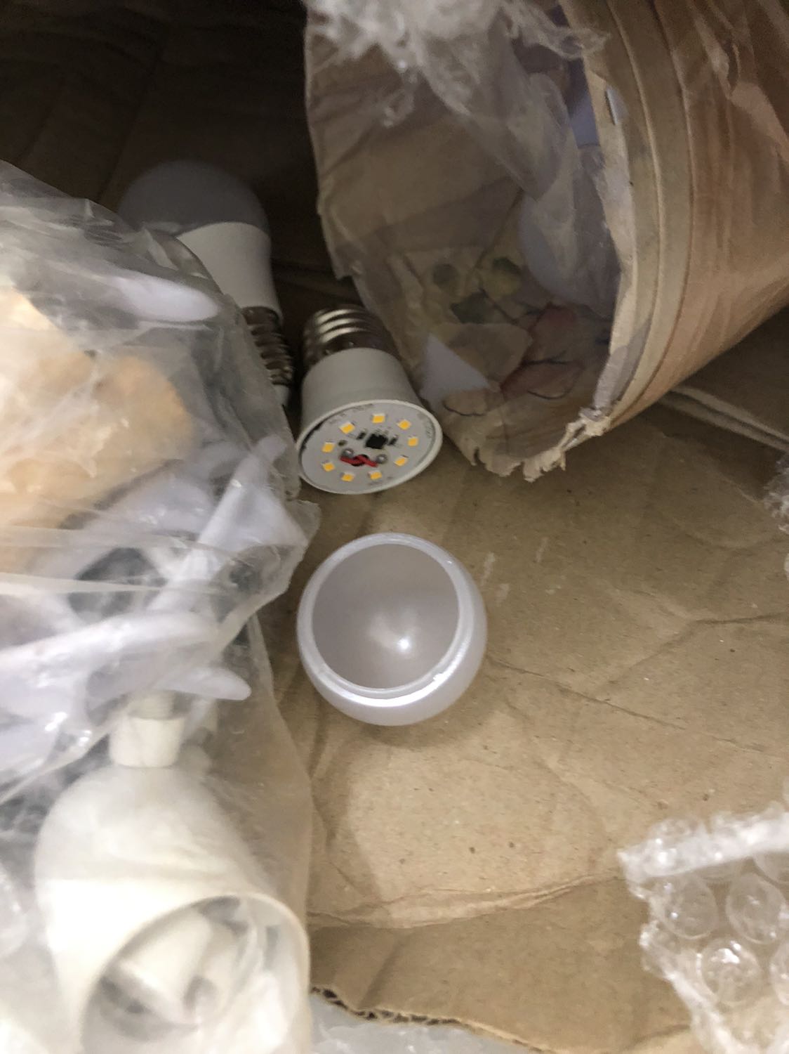 Yêu cầu tiki lấy hàng lại và tôi sẽ mua shop khác, ko thể chấp nhận kiểu gói hàng vô tâm của shop này