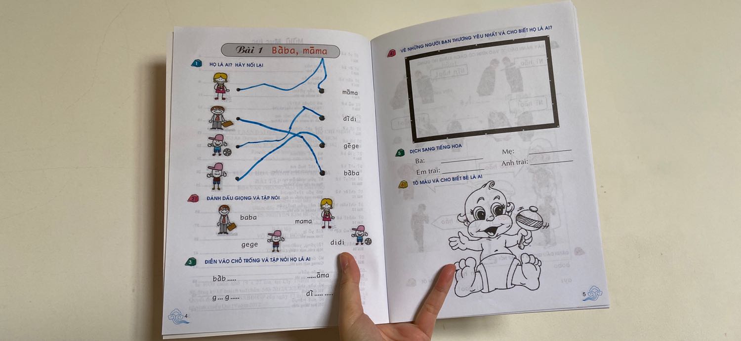 Sách bài tập này chủ yếu dành cho bé đã biết đọc chữ cái la tinh. Toàn bộ cuốn sách không có chữ Hoa, chỉ toàn phiên âm. Ba mẹ nào biết tiếng rồi có thể mua về dạy mẫu câu căn bản cho bé nhỏ.