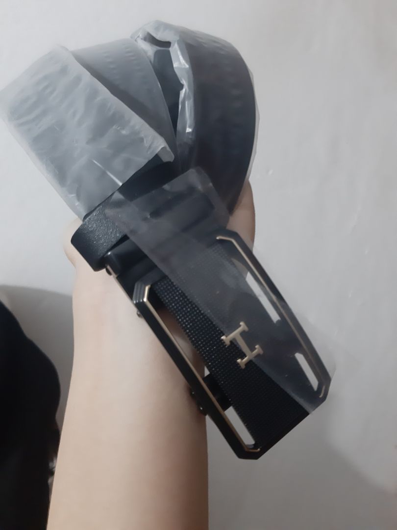 Mình mua để tặng một người hí. Chất liệu đẹp, dày dặn, bề mặt in nổi sắc nét và còn có chữ H, bọc trong hộp cứng và vuông vức, có thể đem đi tặng luôn. Mình rất hài lòng với sản phẩm này ạ.